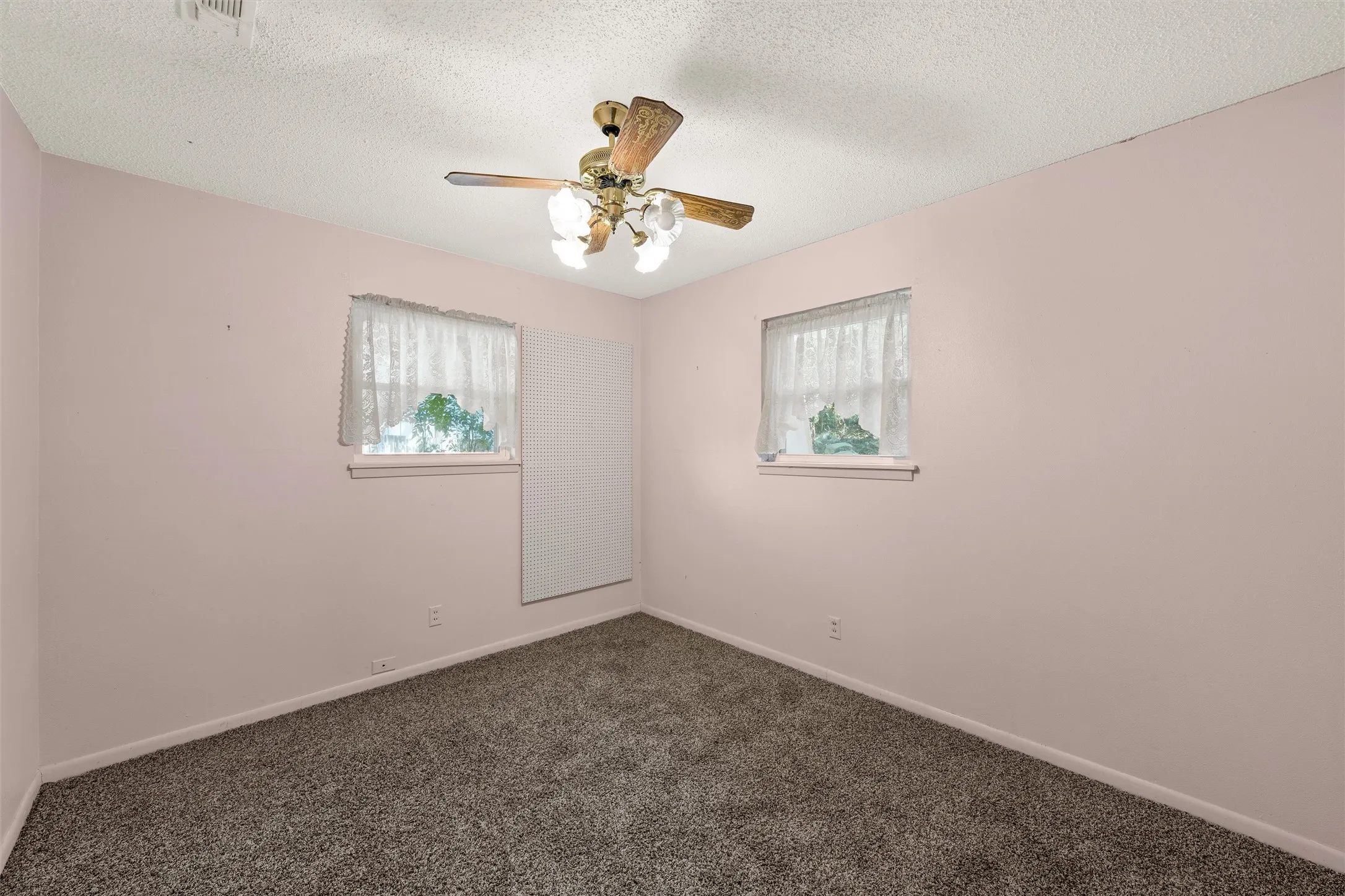 Single Family Residence For Sale in Mc Lennan County , 4419 Shady Glen Drive, Waco, Texas 76708, 4 Bedroom, 3 Bathroom, 2 Garage spaces, 2,847 Sqft, built in 1965, mls#21397516, Real Estate Agent in Waco, Homes For Sale in Mc Lennan county, Homes For Sale in Waco, Realtor in Waco Texas, Real Estate Brokerage Independent Realty Texas, Luminita Cordes Realtor