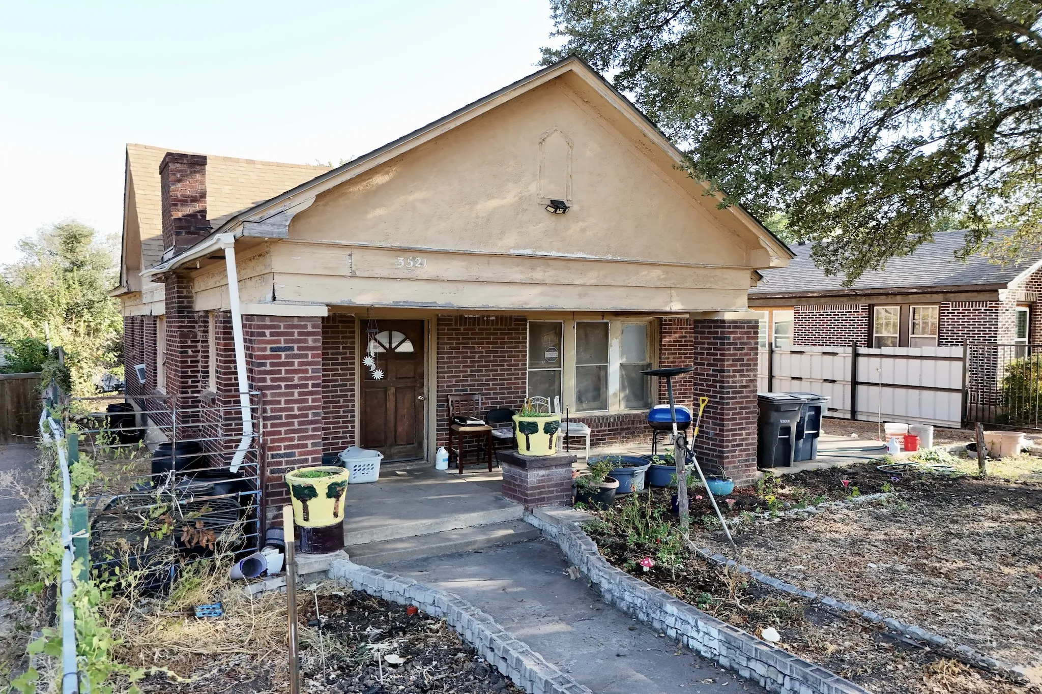 Single Family Residence For Sale in Tarrant County , 3521 Avenue Avenue E, Fort Worth, Texas 76105, 2 Bedroom, 1 Bathroom, 1 Garage spaces, 1,306 Sqft, built in 1928, mls#21394631, Real Estate Agent in Fort Worth, Homes For Sale in Tarrant county, Homes For Sale in Fort Worth, Realtor in Fort Worth Texas, Real Estate Brokerage Independent Realty Texas, Luminita Cordes Realtor
