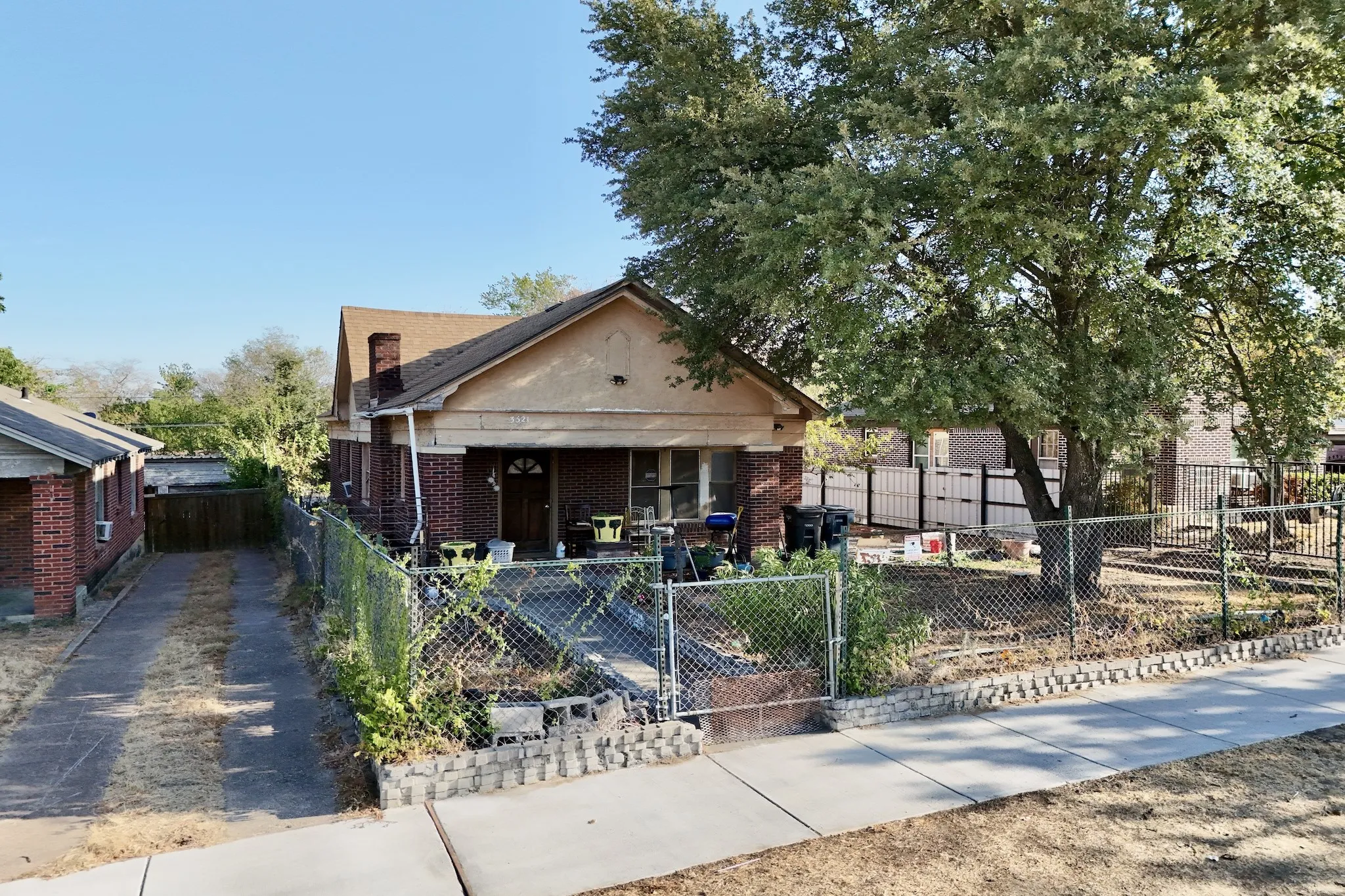 Single Family Residence For Sale in Tarrant County , 3521 Avenue Avenue E, Fort Worth, Texas 76105, 2 Bedroom, 1 Bathroom, 1 Garage spaces, 1,306 Sqft, built in 1928, mls#21394631, Real Estate Agent in Fort Worth, Homes For Sale in Tarrant county, Homes For Sale in Fort Worth, Realtor in Fort Worth Texas, Real Estate Brokerage Independent Realty Texas, Luminita Cordes Realtor