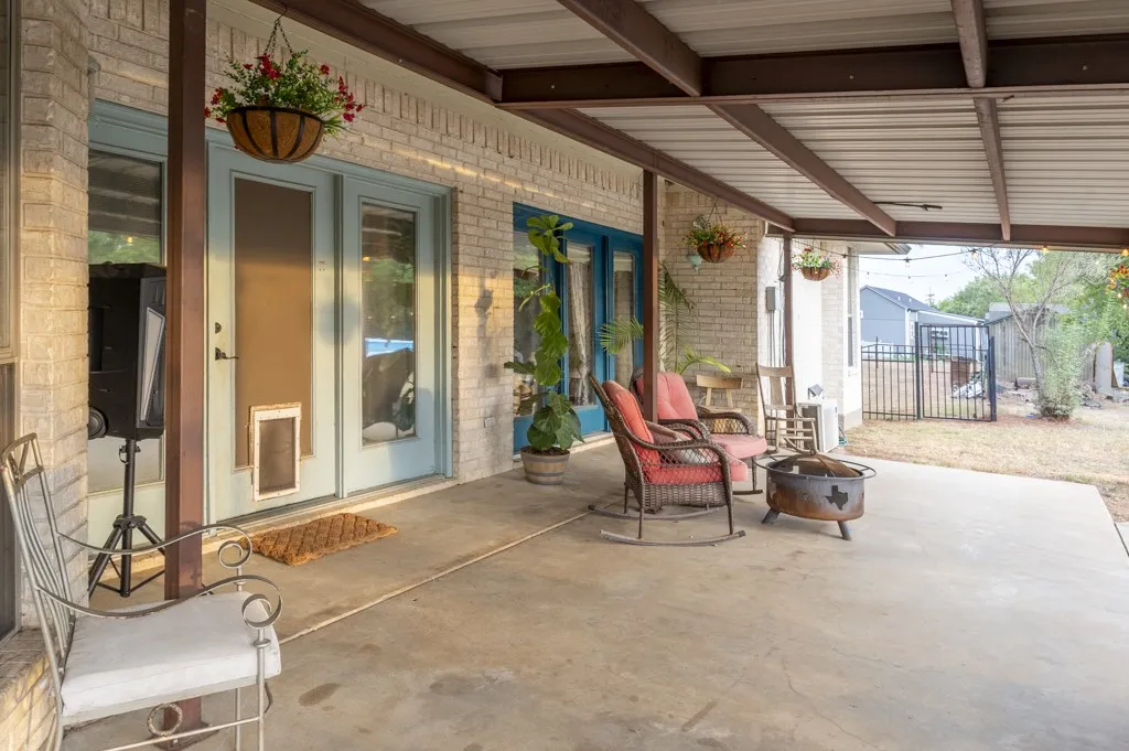 Single Family Residence For Sale in Johnson County , 9024 S Highway 174, Rio Vista, Texas 76093, 3 Bedroom, 2 Bathroom, 2 Garage spaces, 2,477 Sqft, built in 1999, mls#21397231, Real Estate Agent in Rio Vista, Homes For Sale in Johnson county, Homes For Sale in Rio Vista, Realtor in Rio Vista Texas, Real Estate Brokerage Independent Realty Texas, Luminita Cordes Realtor