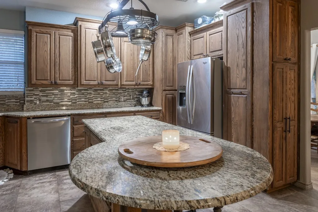 Single Family Residence For Sale in Johnson County , 9024 S Highway 174, Rio Vista, Texas 76093, 3 Bedroom, 2 Bathroom, 2 Garage spaces, 2,477 Sqft, built in 1999, mls#21397231, Real Estate Agent in Rio Vista, Homes For Sale in Johnson county, Homes For Sale in Rio Vista, Realtor in Rio Vista Texas, Real Estate Brokerage Independent Realty Texas, Luminita Cordes Realtor