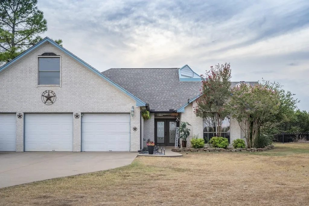 Single Family Residence For Sale in Johnson County , 9024 S Highway 174, Rio Vista, Texas 76093, 3 Bedroom, 2 Bathroom, 2 Garage spaces, 2,477 Sqft, built in 1999, mls#21397231, Real Estate Agent in Rio Vista, Homes For Sale in Johnson county, Homes For Sale in Rio Vista, Realtor in Rio Vista Texas, Real Estate Brokerage Independent Realty Texas, Luminita Cordes Realtor