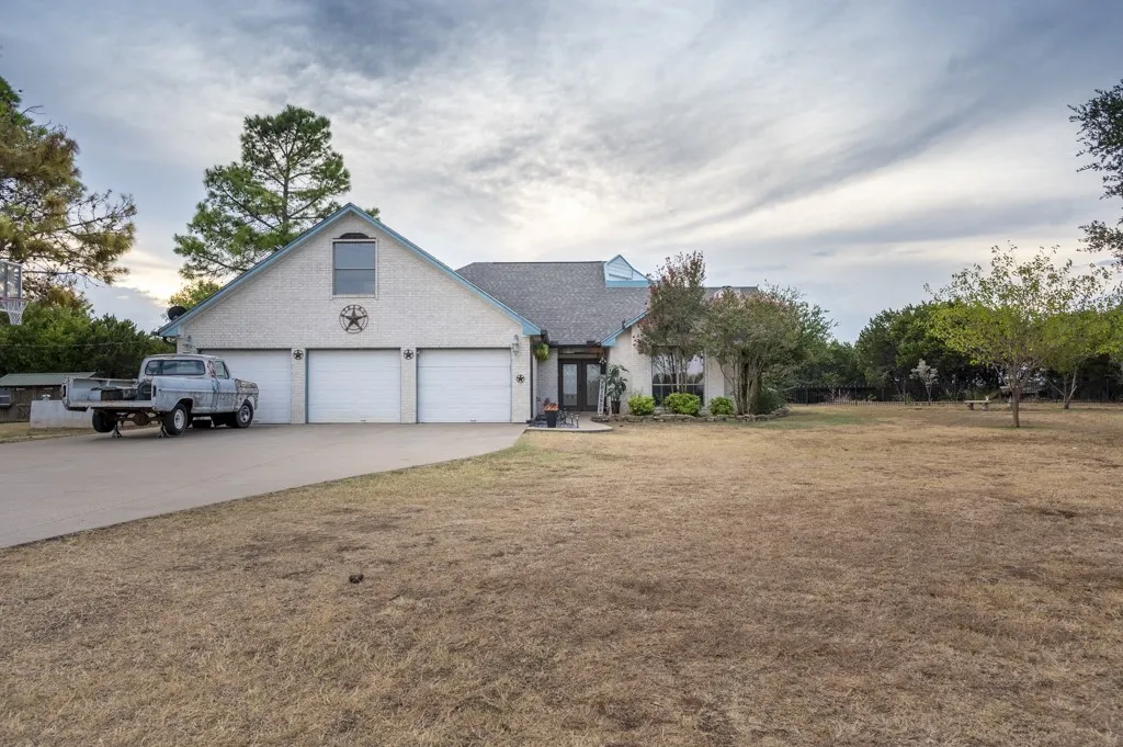 Single Family Residence For Sale in Johnson County , 9024 S Highway 174, Rio Vista, Texas 76093, 3 Bedroom, 2 Bathroom, 2 Garage spaces, 2,477 Sqft, built in 1999, mls#21397231, Real Estate Agent in Rio Vista, Homes For Sale in Johnson county, Homes For Sale in Rio Vista, Realtor in Rio Vista Texas, Real Estate Brokerage Independent Realty Texas, Luminita Cordes Realtor