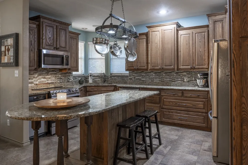 Single Family Residence For Sale in Johnson County , 9024 S Highway 174, Rio Vista, Texas 76093, 3 Bedroom, 2 Bathroom, 2 Garage spaces, 2,477 Sqft, built in 1999, mls#21397231, Real Estate Agent in Rio Vista, Homes For Sale in Johnson county, Homes For Sale in Rio Vista, Realtor in Rio Vista Texas, Real Estate Brokerage Independent Realty Texas, Luminita Cordes Realtor