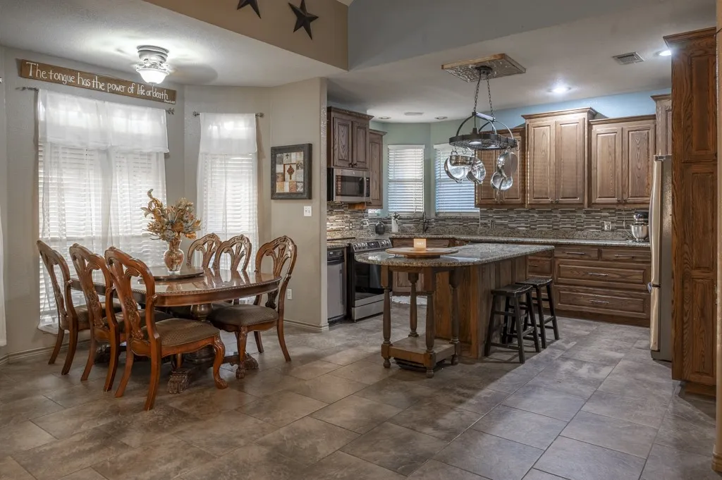 Single Family Residence For Sale in Johnson County , 9024 S Highway 174, Rio Vista, Texas 76093, 3 Bedroom, 2 Bathroom, 2 Garage spaces, 2,477 Sqft, built in 1999, mls#21397231, Real Estate Agent in Rio Vista, Homes For Sale in Johnson county, Homes For Sale in Rio Vista, Realtor in Rio Vista Texas, Real Estate Brokerage Independent Realty Texas, Luminita Cordes Realtor