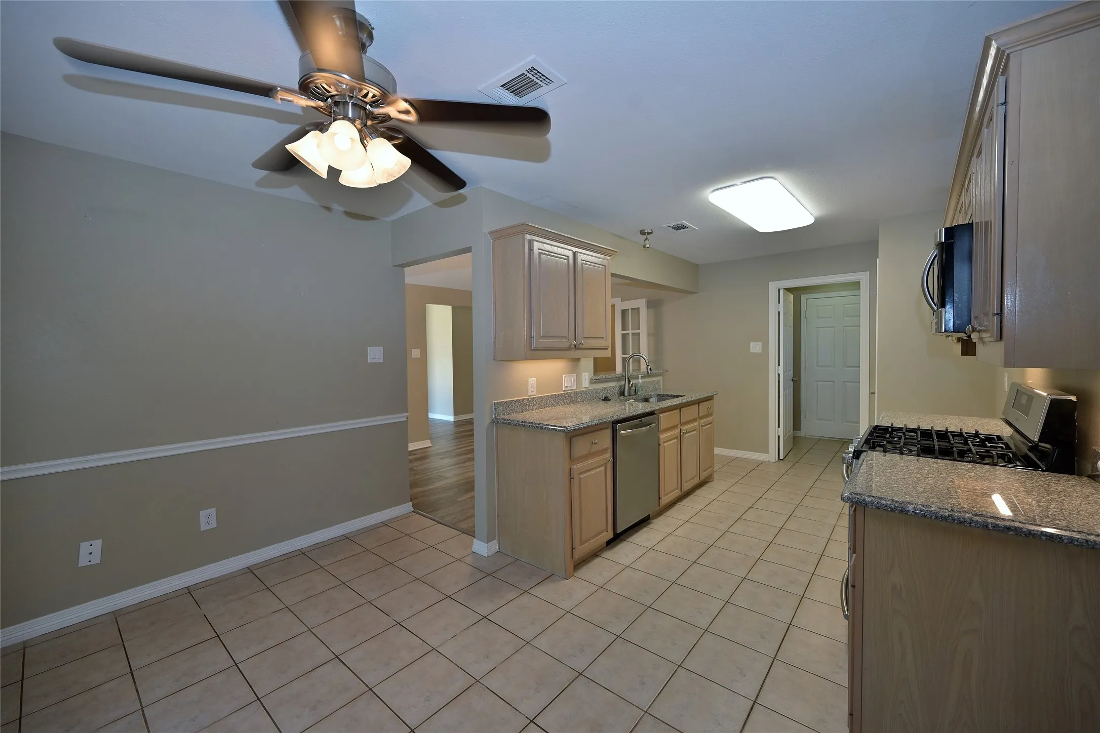 Single Family Residence For Rent in Ellis County , 211 Barbara Way, Red Oak, Texas 75154, 3 Bedroom, 2 Bathroom, 2 Garage spaces, 1,820 Sqft, built in 1993, mls#21397123, Real Estate Agent in Red Oak, Homes For Rent in Ellis county, Homes For Rent in Red Oak, Realtor in Red Oak Texas, Real Estate Brokerage Independent Realty Texas, Luminita Cordes Realtor