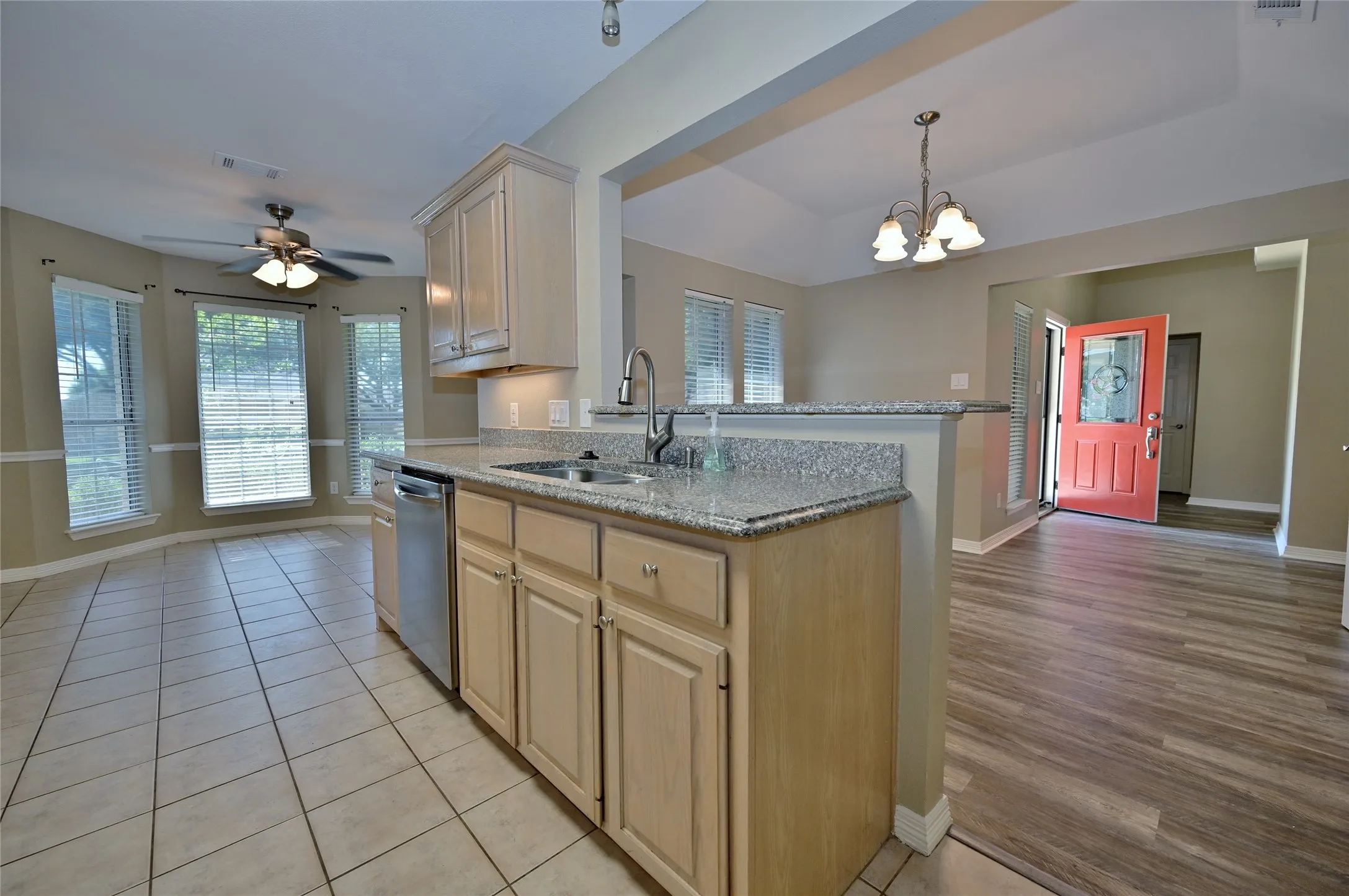 Single Family Residence For Rent in Ellis County , 211 Barbara Way, Red Oak, Texas 75154, 3 Bedroom, 2 Bathroom, 2 Garage spaces, 1,820 Sqft, built in 1993, mls#21397123, Real Estate Agent in Red Oak, Homes For Rent in Ellis county, Homes For Rent in Red Oak, Realtor in Red Oak Texas, Real Estate Brokerage Independent Realty Texas, Luminita Cordes Realtor