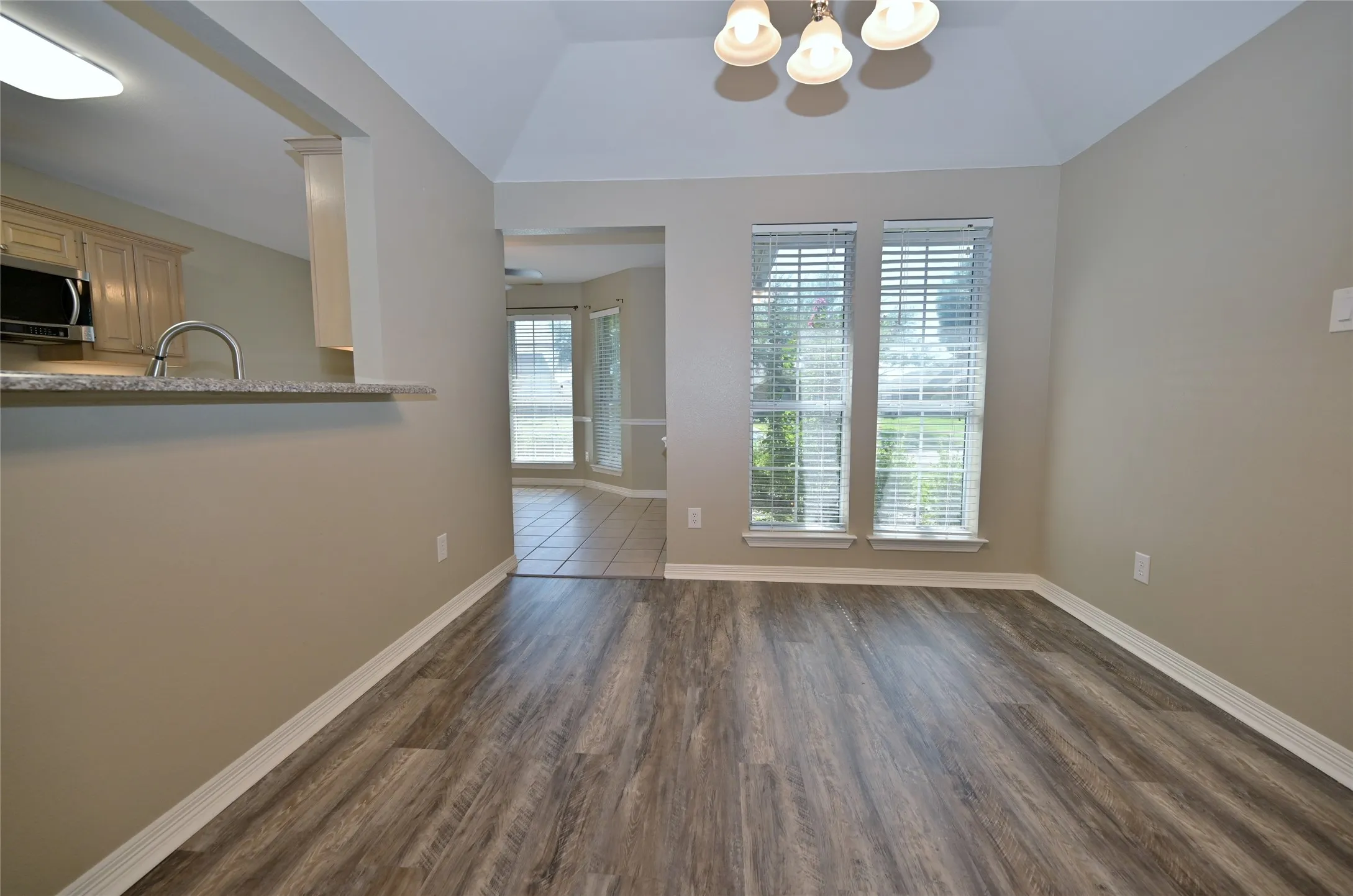 Single Family Residence For Rent in Ellis County , 211 Barbara Way, Red Oak, Texas 75154, 3 Bedroom, 2 Bathroom, 2 Garage spaces, 1,820 Sqft, built in 1993, mls#21397123, Real Estate Agent in Red Oak, Homes For Rent in Ellis county, Homes For Rent in Red Oak, Realtor in Red Oak Texas, Real Estate Brokerage Independent Realty Texas, Luminita Cordes Realtor