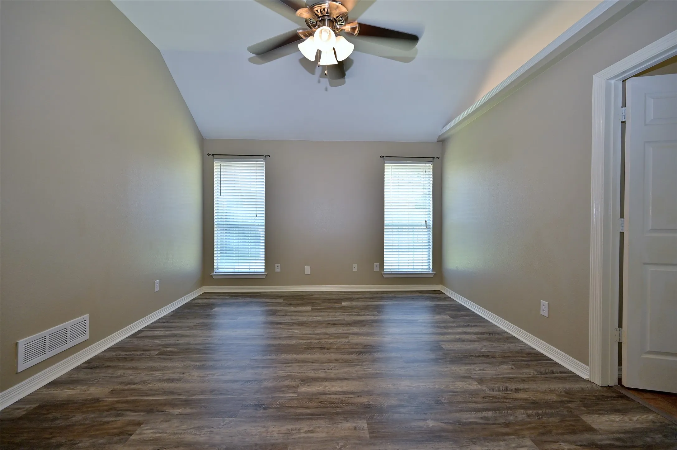 Single Family Residence For Rent in Ellis County , 211 Barbara Way, Red Oak, Texas 75154, 3 Bedroom, 2 Bathroom, 2 Garage spaces, 1,820 Sqft, built in 1993, mls#21397123, Real Estate Agent in Red Oak, Homes For Rent in Ellis county, Homes For Rent in Red Oak, Realtor in Red Oak Texas, Real Estate Brokerage Independent Realty Texas, Luminita Cordes Realtor