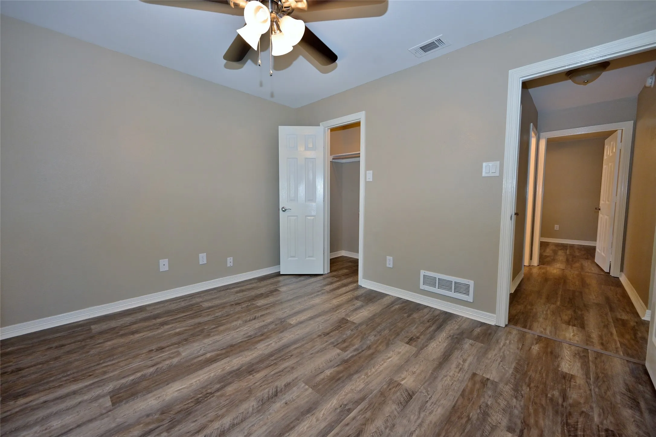 Single Family Residence For Rent in Ellis County , 211 Barbara Way, Red Oak, Texas 75154, 3 Bedroom, 2 Bathroom, 2 Garage spaces, 1,820 Sqft, built in 1993, mls#21397123, Real Estate Agent in Red Oak, Homes For Rent in Ellis county, Homes For Rent in Red Oak, Realtor in Red Oak Texas, Real Estate Brokerage Independent Realty Texas, Luminita Cordes Realtor