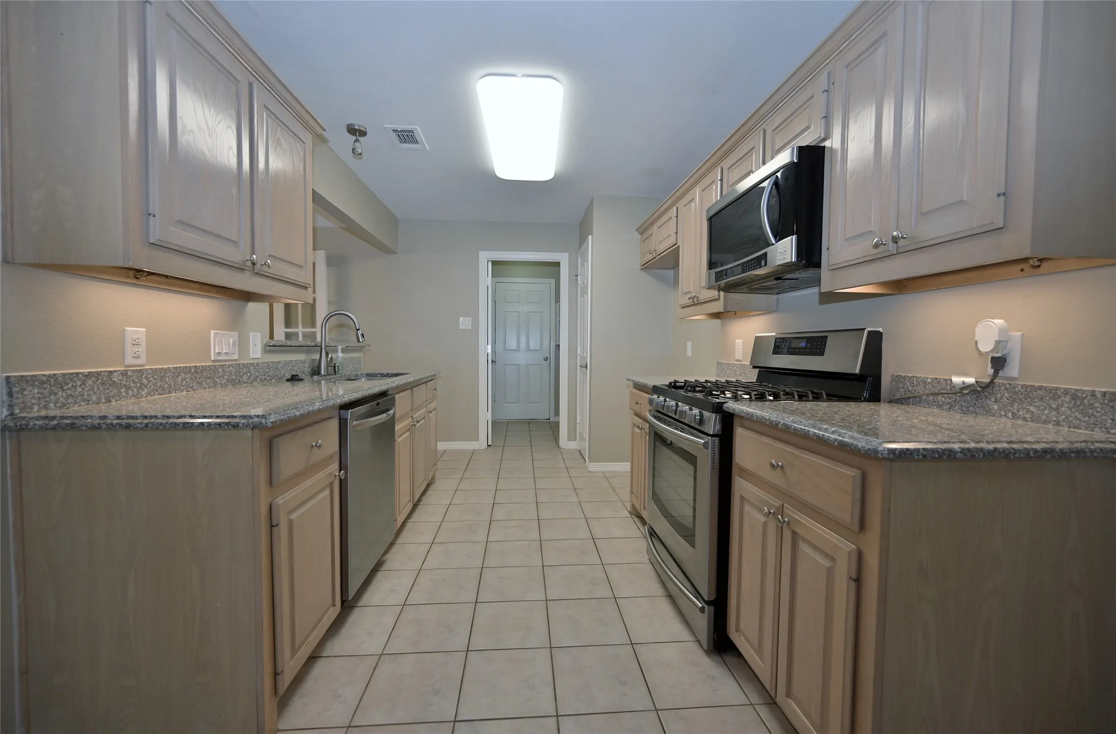 Single Family Residence For Rent in Ellis County , 211 Barbara Way, Red Oak, Texas 75154, 3 Bedroom, 2 Bathroom, 2 Garage spaces, 1,820 Sqft, built in 1993, mls#21397123, Real Estate Agent in Red Oak, Homes For Rent in Ellis county, Homes For Rent in Red Oak, Realtor in Red Oak Texas, Real Estate Brokerage Independent Realty Texas, Luminita Cordes Realtor