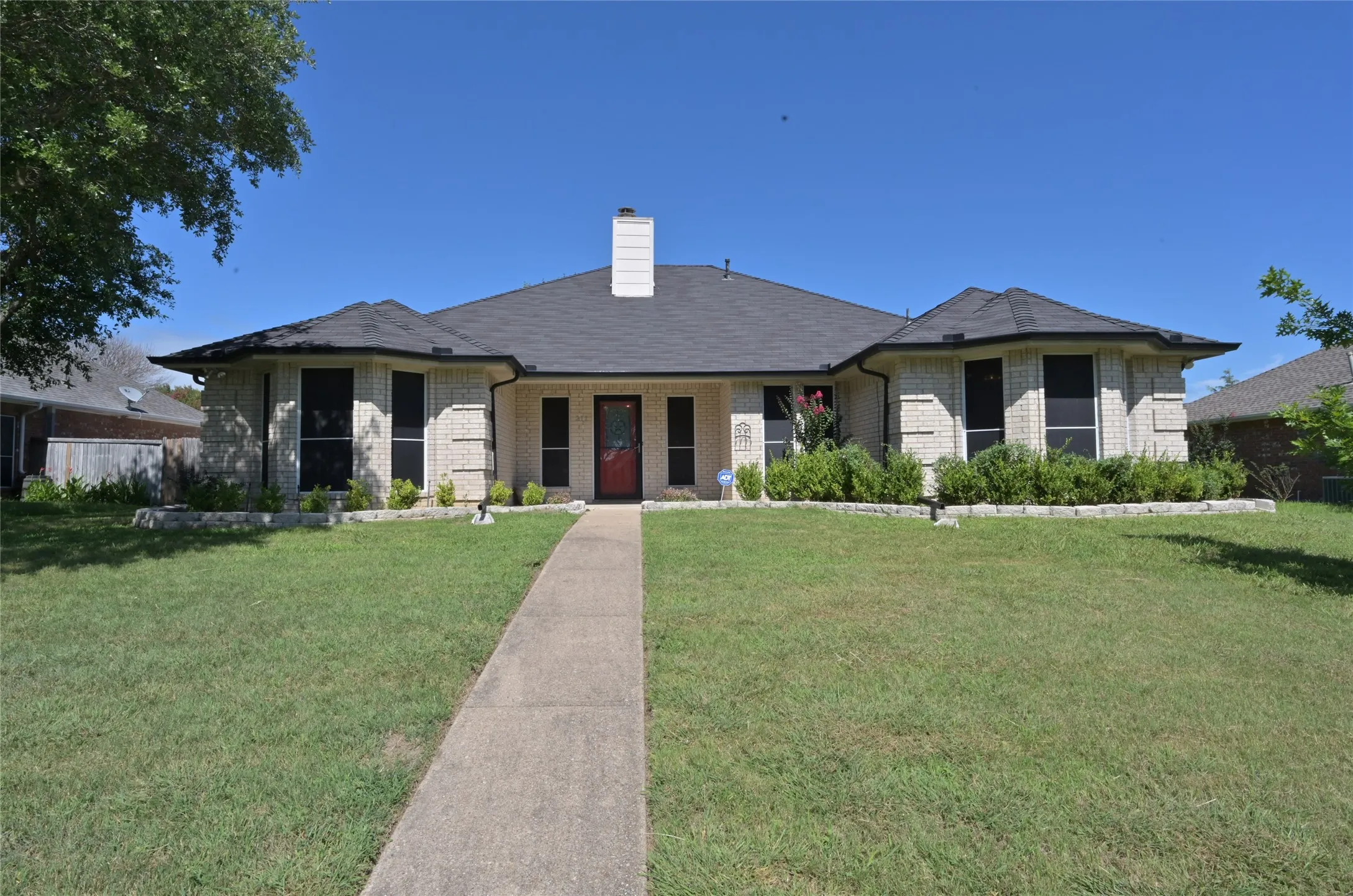 Single Family Residence For Rent in Ellis County , 211 Barbara Way, Red Oak, Texas 75154, 3 Bedroom, 2 Bathroom, 2 Garage spaces, 1,820 Sqft, built in 1993, mls#21397123, Real Estate Agent in Red Oak, Homes For Rent in Ellis county, Homes For Rent in Red Oak, Realtor in Red Oak Texas, Real Estate Brokerage Independent Realty Texas, Luminita Cordes Realtor