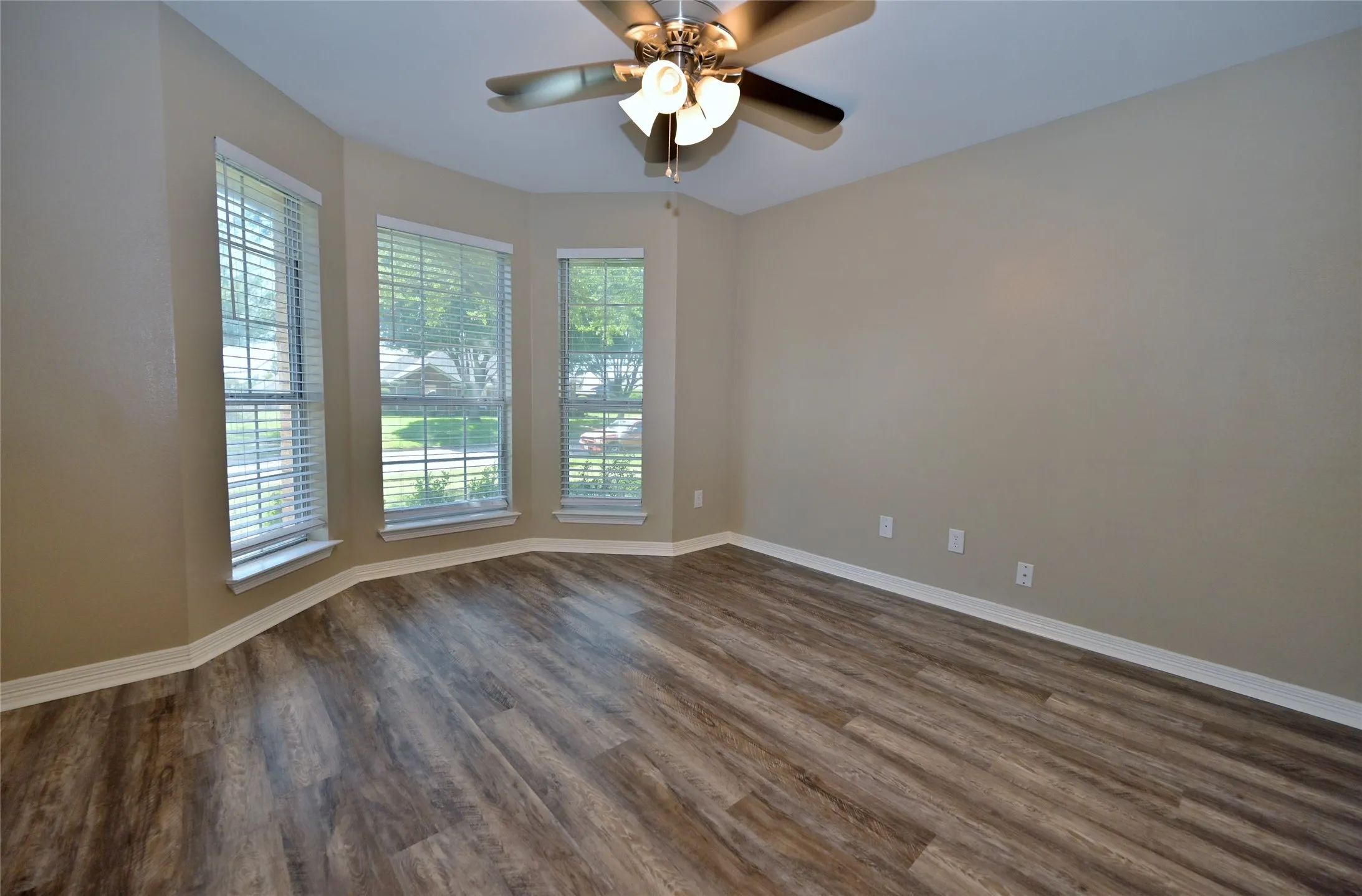 Single Family Residence For Rent in Ellis County , 211 Barbara Way, Red Oak, Texas 75154, 3 Bedroom, 2 Bathroom, 2 Garage spaces, 1,820 Sqft, built in 1993, mls#21397123, Real Estate Agent in Red Oak, Homes For Rent in Ellis county, Homes For Rent in Red Oak, Realtor in Red Oak Texas, Real Estate Brokerage Independent Realty Texas, Luminita Cordes Realtor