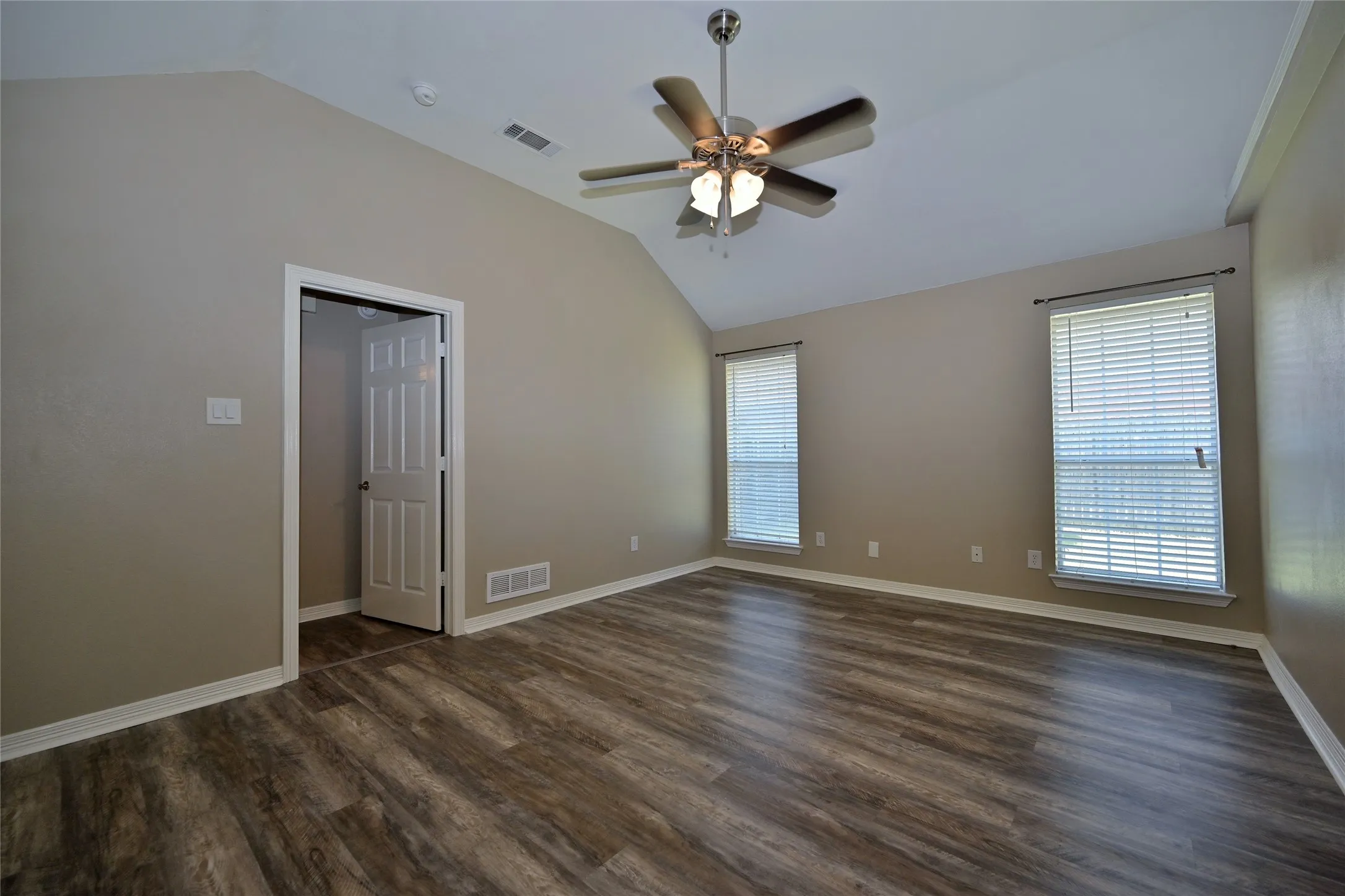 Single Family Residence For Rent in Ellis County , 211 Barbara Way, Red Oak, Texas 75154, 3 Bedroom, 2 Bathroom, 2 Garage spaces, 1,820 Sqft, built in 1993, mls#21397123, Real Estate Agent in Red Oak, Homes For Rent in Ellis county, Homes For Rent in Red Oak, Realtor in Red Oak Texas, Real Estate Brokerage Independent Realty Texas, Luminita Cordes Realtor