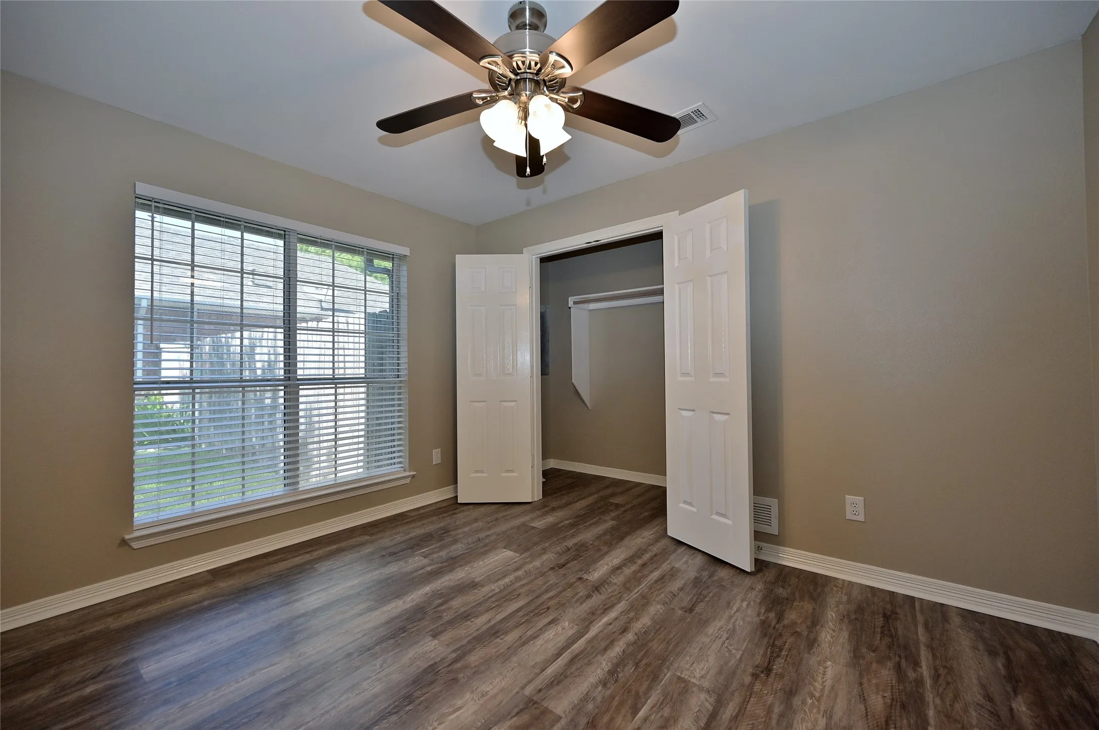 Single Family Residence For Rent in Ellis County , 211 Barbara Way, Red Oak, Texas 75154, 3 Bedroom, 2 Bathroom, 2 Garage spaces, 1,820 Sqft, built in 1993, mls#21397123, Real Estate Agent in Red Oak, Homes For Rent in Ellis county, Homes For Rent in Red Oak, Realtor in Red Oak Texas, Real Estate Brokerage Independent Realty Texas, Luminita Cordes Realtor