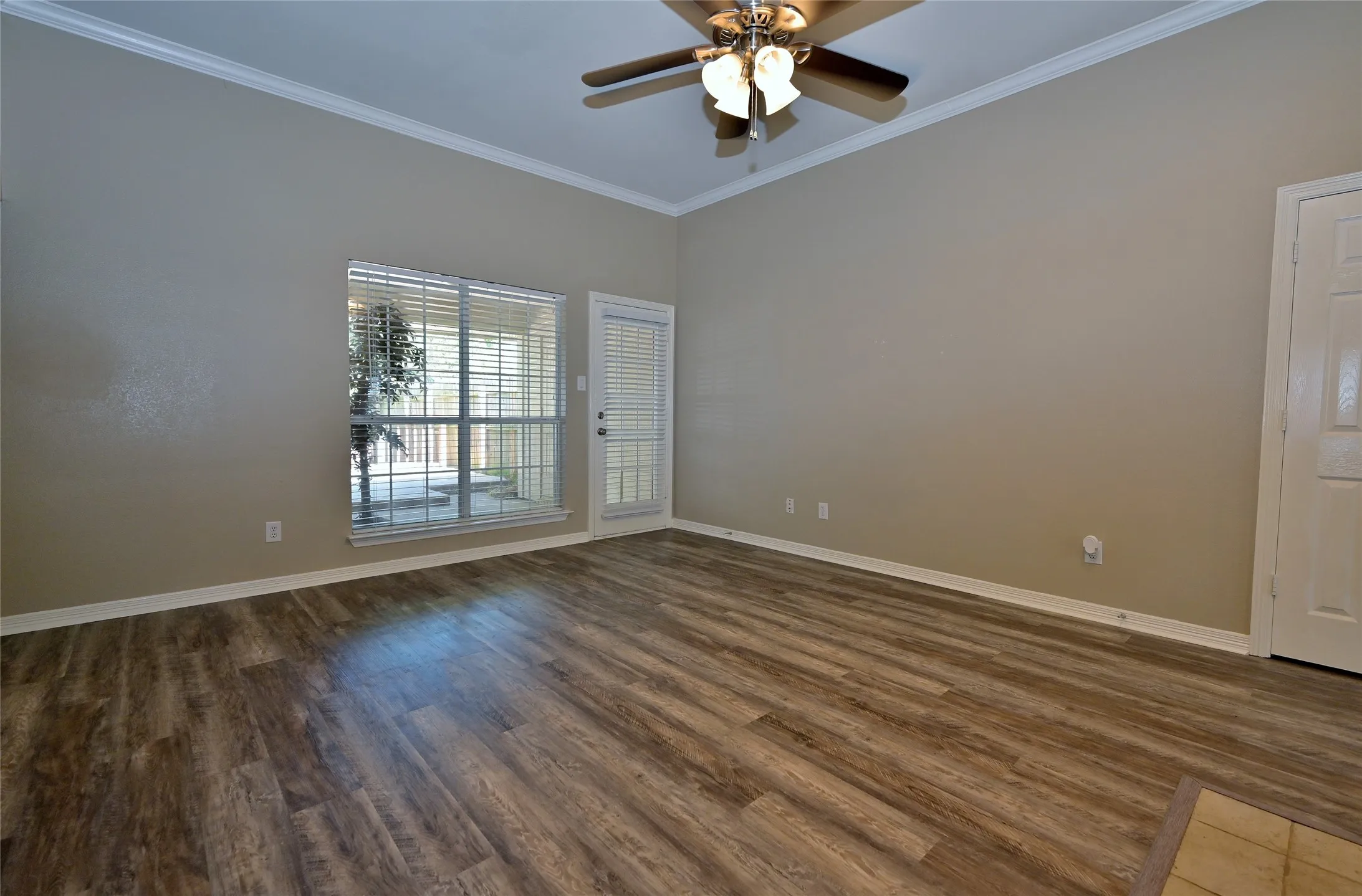 Single Family Residence For Rent in Ellis County , 211 Barbara Way, Red Oak, Texas 75154, 3 Bedroom, 2 Bathroom, 2 Garage spaces, 1,820 Sqft, built in 1993, mls#21397123, Real Estate Agent in Red Oak, Homes For Rent in Ellis county, Homes For Rent in Red Oak, Realtor in Red Oak Texas, Real Estate Brokerage Independent Realty Texas, Luminita Cordes Realtor