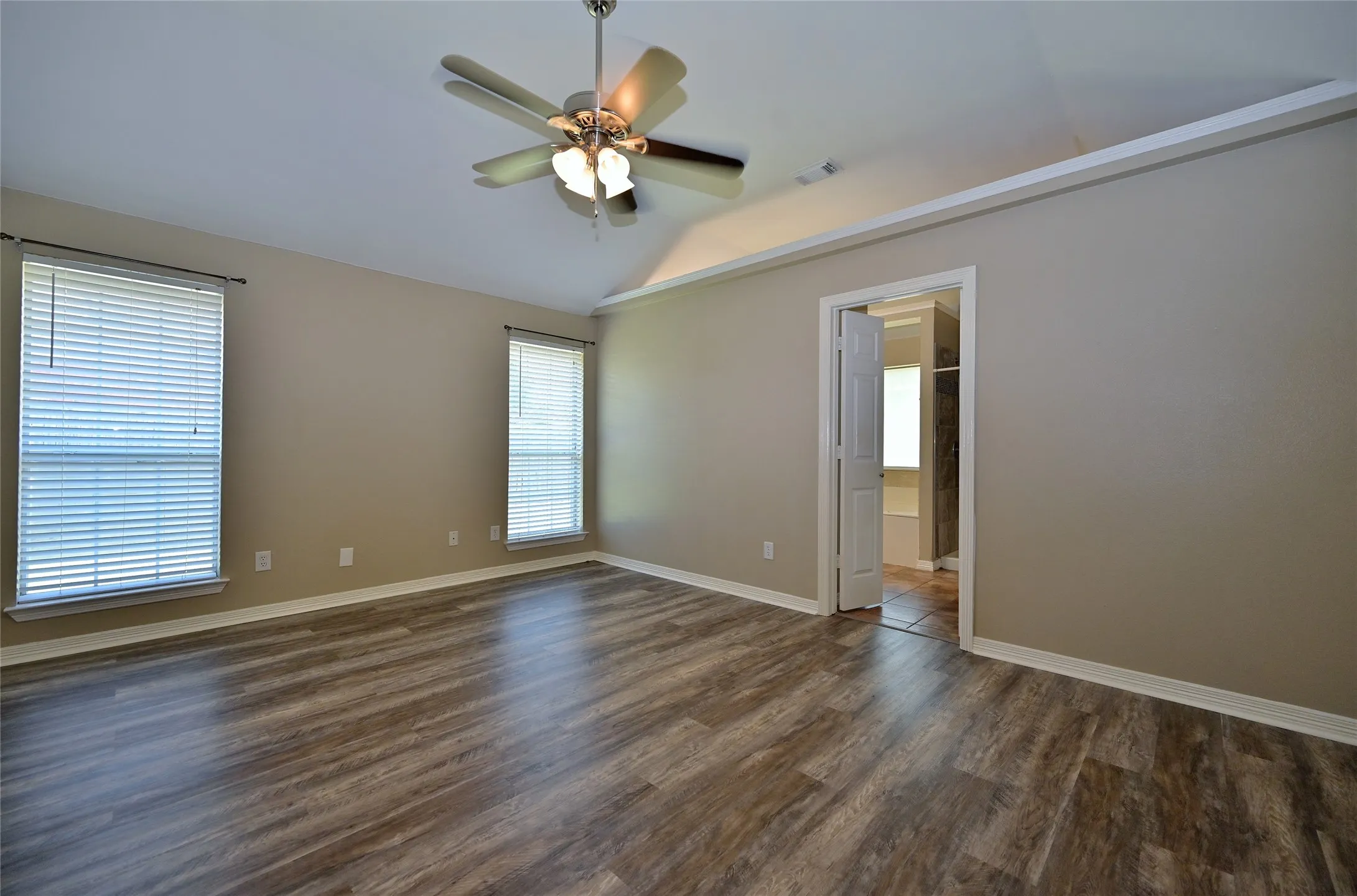 Single Family Residence For Rent in Ellis County , 211 Barbara Way, Red Oak, Texas 75154, 3 Bedroom, 2 Bathroom, 2 Garage spaces, 1,820 Sqft, built in 1993, mls#21397123, Real Estate Agent in Red Oak, Homes For Rent in Ellis county, Homes For Rent in Red Oak, Realtor in Red Oak Texas, Real Estate Brokerage Independent Realty Texas, Luminita Cordes Realtor