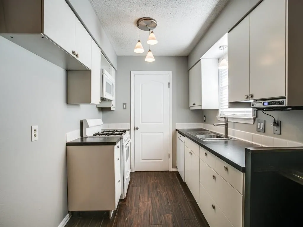 Single Family Residence For Rent in Collin County , 933 Meadow Mead Drive, Allen, Texas 75002, 3 Bedroom, 2 Bathroom, 2 Garage spaces, 1,017 Sqft, built in 1968, mls#21398229, Real Estate Agent in Allen, Homes For Rent in Collin county, Homes For Rent in Allen, Realtor in Allen Texas, Real Estate Brokerage Independent Realty Texas, Luminita Cordes Realtor