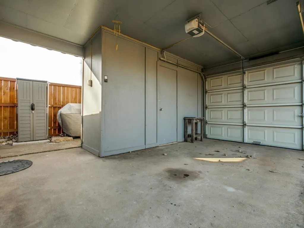 Single Family Residence For Rent in Collin County , 933 Meadow Mead Drive, Allen, Texas 75002, 3 Bedroom, 2 Bathroom, 2 Garage spaces, 1,017 Sqft, built in 1968, mls#21398229, Real Estate Agent in Allen, Homes For Rent in Collin county, Homes For Rent in Allen, Realtor in Allen Texas, Real Estate Brokerage Independent Realty Texas, Luminita Cordes Realtor