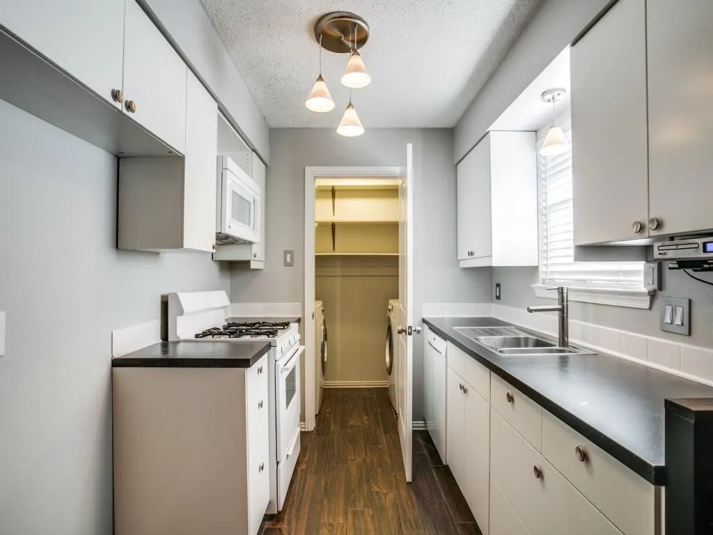 Single Family Residence For Rent in Collin County , 933 Meadow Mead Drive, Allen, Texas 75002, 3 Bedroom, 2 Bathroom, 2 Garage spaces, 1,017 Sqft, built in 1968, mls#21398229, Real Estate Agent in Allen, Homes For Rent in Collin county, Homes For Rent in Allen, Realtor in Allen Texas, Real Estate Brokerage Independent Realty Texas, Luminita Cordes Realtor