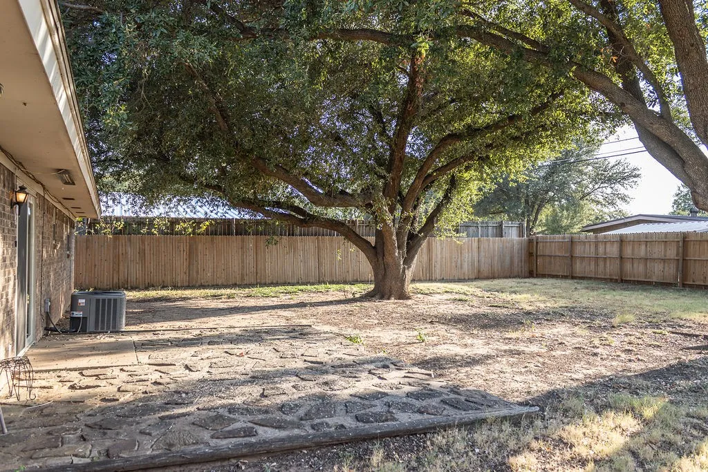 Single Family Residence For Sale in Stephens County , 503 N Harding Street, Breckenridge, Texas 76424, 3 Bedroom, 2 Bathroom, Garage spaces, 1,296 Sqft, built in 1978, mls#21398235, Real Estate Agent in Breckenridge, Homes For Sale in Stephens county, Homes For Sale in Breckenridge, Realtor in Breckenridge Texas, Real Estate Brokerage Independent Realty Texas, Luminita Cordes Realtor