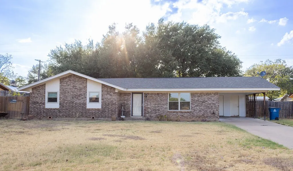 Single Family Residence For Sale in Stephens County , 503 N Harding Street, Breckenridge, Texas 76424, 3 Bedroom, 2 Bathroom, Garage spaces, 1,296 Sqft, built in 1978, mls#21398235, Real Estate Agent in Breckenridge, Homes For Sale in Stephens county, Homes For Sale in Breckenridge, Realtor in Breckenridge Texas, Real Estate Brokerage Independent Realty Texas, Luminita Cordes Realtor