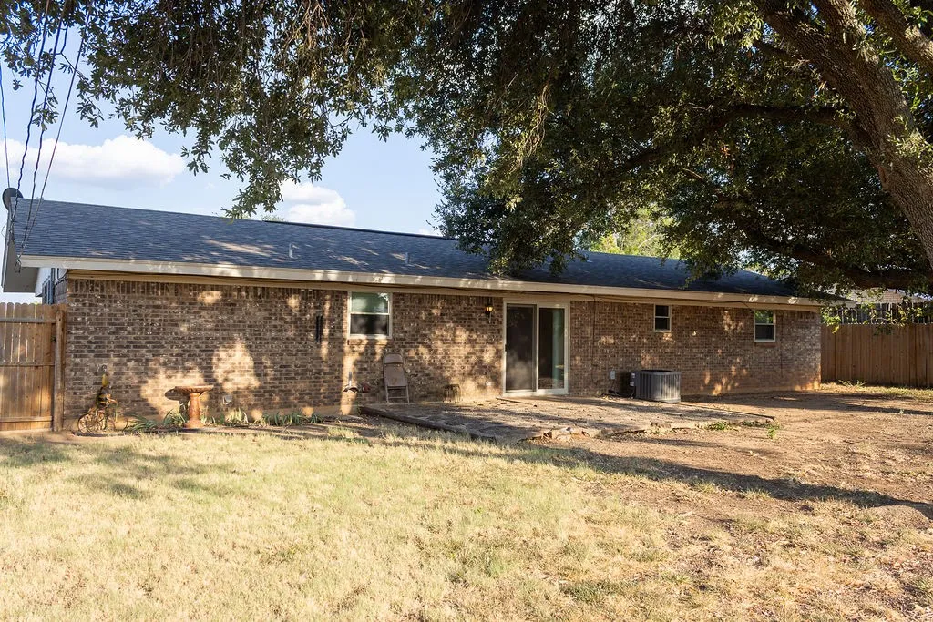 Single Family Residence For Sale in Stephens County , 503 N Harding Street, Breckenridge, Texas 76424, 3 Bedroom, 2 Bathroom, Garage spaces, 1,296 Sqft, built in 1978, mls#21398235, Real Estate Agent in Breckenridge, Homes For Sale in Stephens county, Homes For Sale in Breckenridge, Realtor in Breckenridge Texas, Real Estate Brokerage Independent Realty Texas, Luminita Cordes Realtor