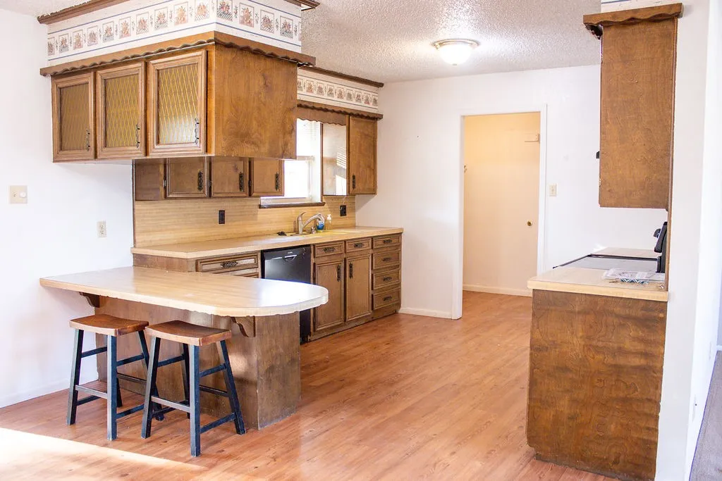 Single Family Residence For Sale in Stephens County , 503 N Harding Street, Breckenridge, Texas 76424, 3 Bedroom, 2 Bathroom, Garage spaces, 1,296 Sqft, built in 1978, mls#21398235, Real Estate Agent in Breckenridge, Homes For Sale in Stephens county, Homes For Sale in Breckenridge, Realtor in Breckenridge Texas, Real Estate Brokerage Independent Realty Texas, Luminita Cordes Realtor