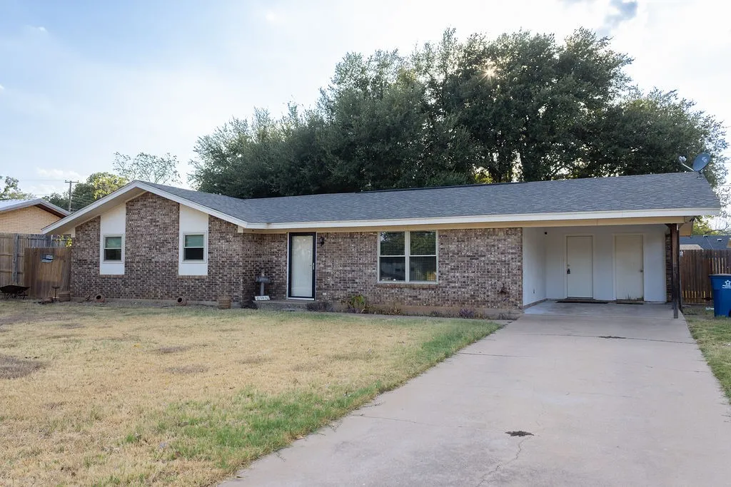 Single Family Residence For Sale in Stephens County , 503 N Harding Street, Breckenridge, Texas 76424, 3 Bedroom, 2 Bathroom, Garage spaces, 1,296 Sqft, built in 1978, mls#21398235, Real Estate Agent in Breckenridge, Homes For Sale in Stephens county, Homes For Sale in Breckenridge, Realtor in Breckenridge Texas, Real Estate Brokerage Independent Realty Texas, Luminita Cordes Realtor