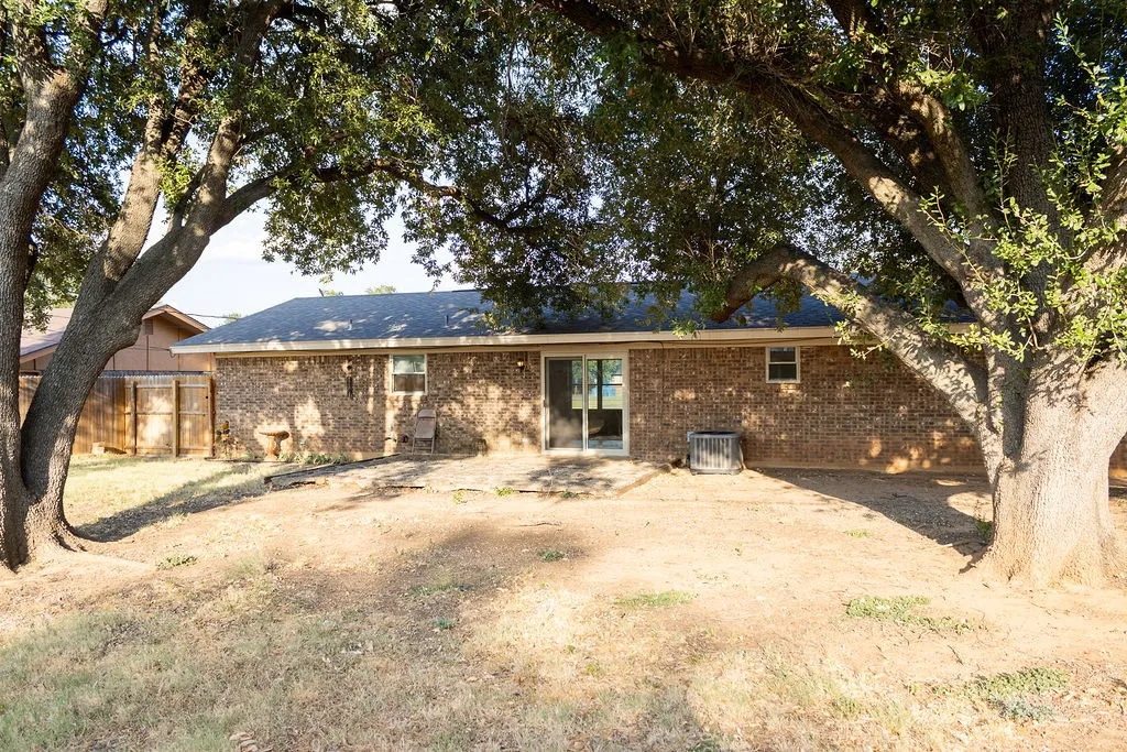 Single Family Residence For Sale in Stephens County , 503 N Harding Street, Breckenridge, Texas 76424, 3 Bedroom, 2 Bathroom, Garage spaces, 1,296 Sqft, built in 1978, mls#21398235, Real Estate Agent in Breckenridge, Homes For Sale in Stephens county, Homes For Sale in Breckenridge, Realtor in Breckenridge Texas, Real Estate Brokerage Independent Realty Texas, Luminita Cordes Realtor