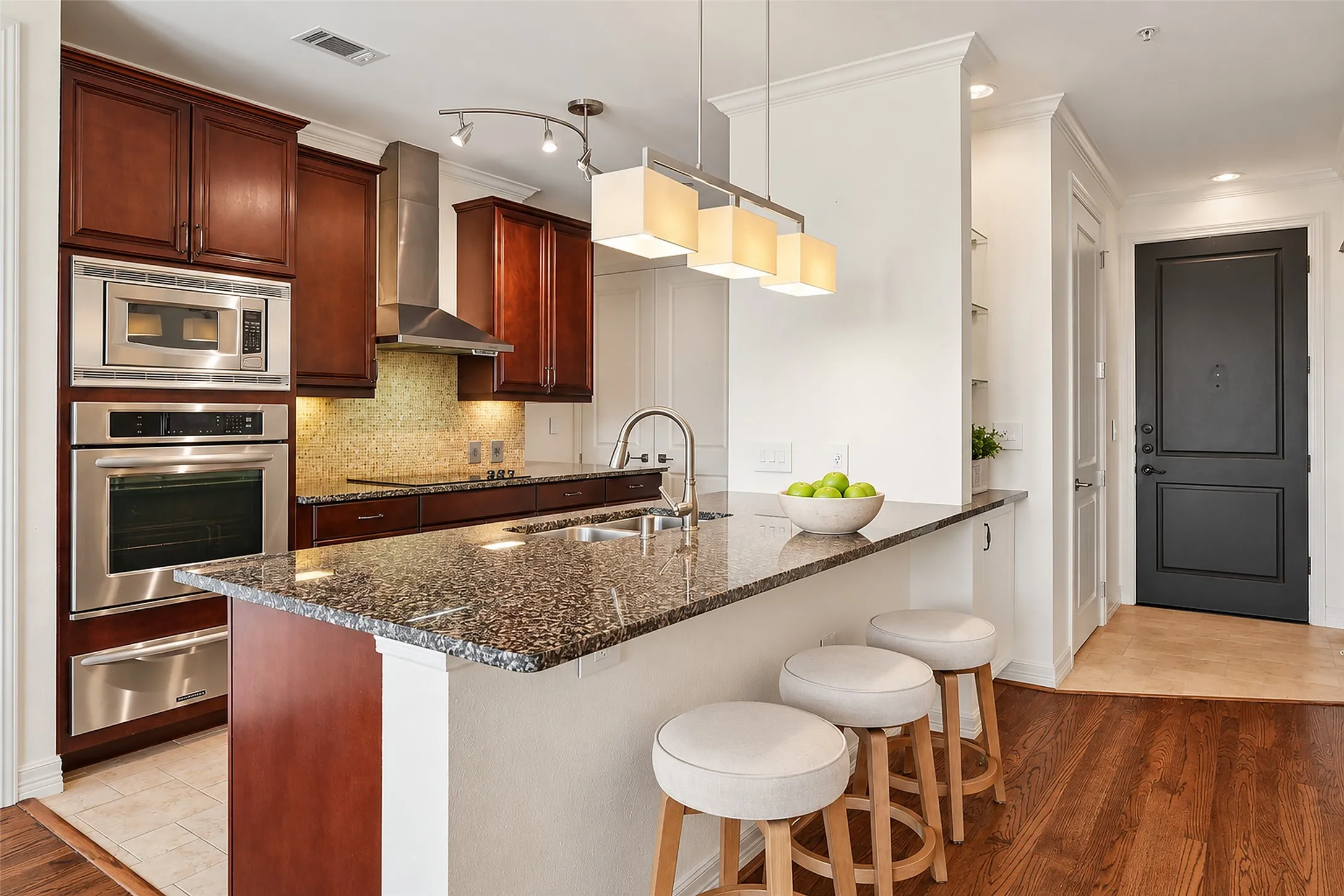 Condominium For Sale in Dallas County , 8616 Turtle Creek Boulevard 323, Dallas, Texas 75225, 2 Bedroom, 3 Bathroom, 2 Garage spaces, 1,288 Sqft, built in 2006, mls#21395554, Real Estate Agent in Dallas, Homes For Sale in Dallas county, Homes For Sale in Dallas, Realtor in Dallas Texas, Real Estate Brokerage Independent Realty Texas, Luminita Cordes Realtor