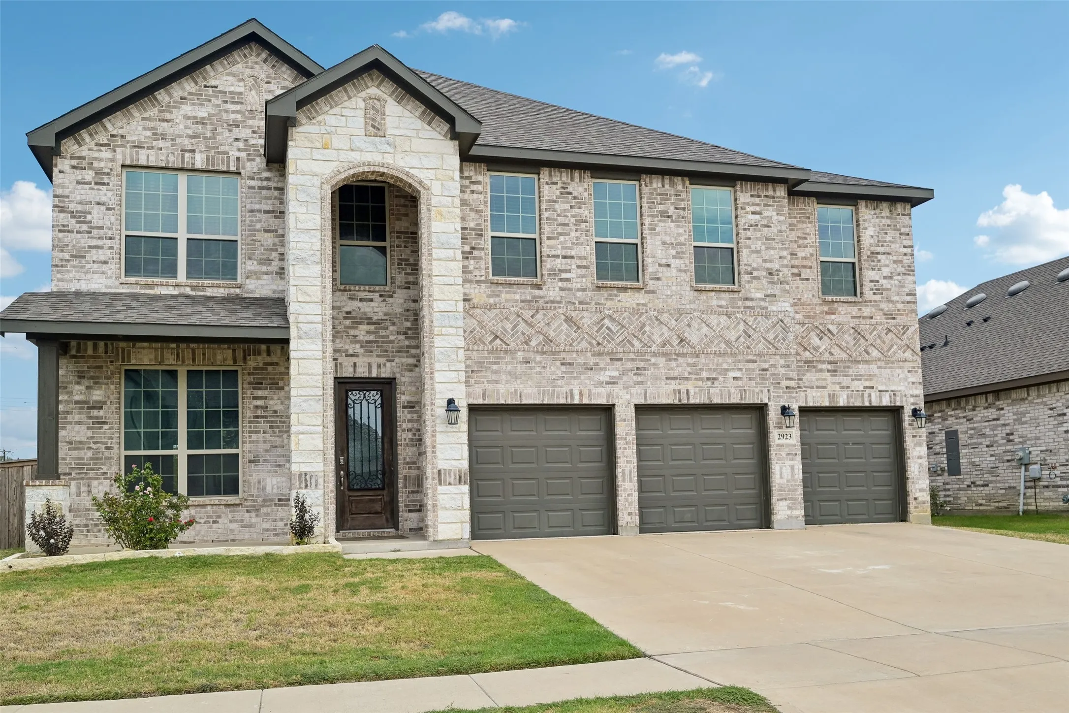 Single Family Residence For Sale in Tarrant County , 2923 Grand Lookout Lane, Arlington, Texas 76001, 6 Bedroom, 5 Bathroom, 3 Garage spaces, 4,474 Sqft, built in 2022, mls#21393868, Real Estate Agent in Arlington, Homes For Sale in Tarrant county, Homes For Sale in Arlington, Realtor in Arlington Texas, Real Estate Brokerage Independent Realty Texas, Luminita Cordes Realtor