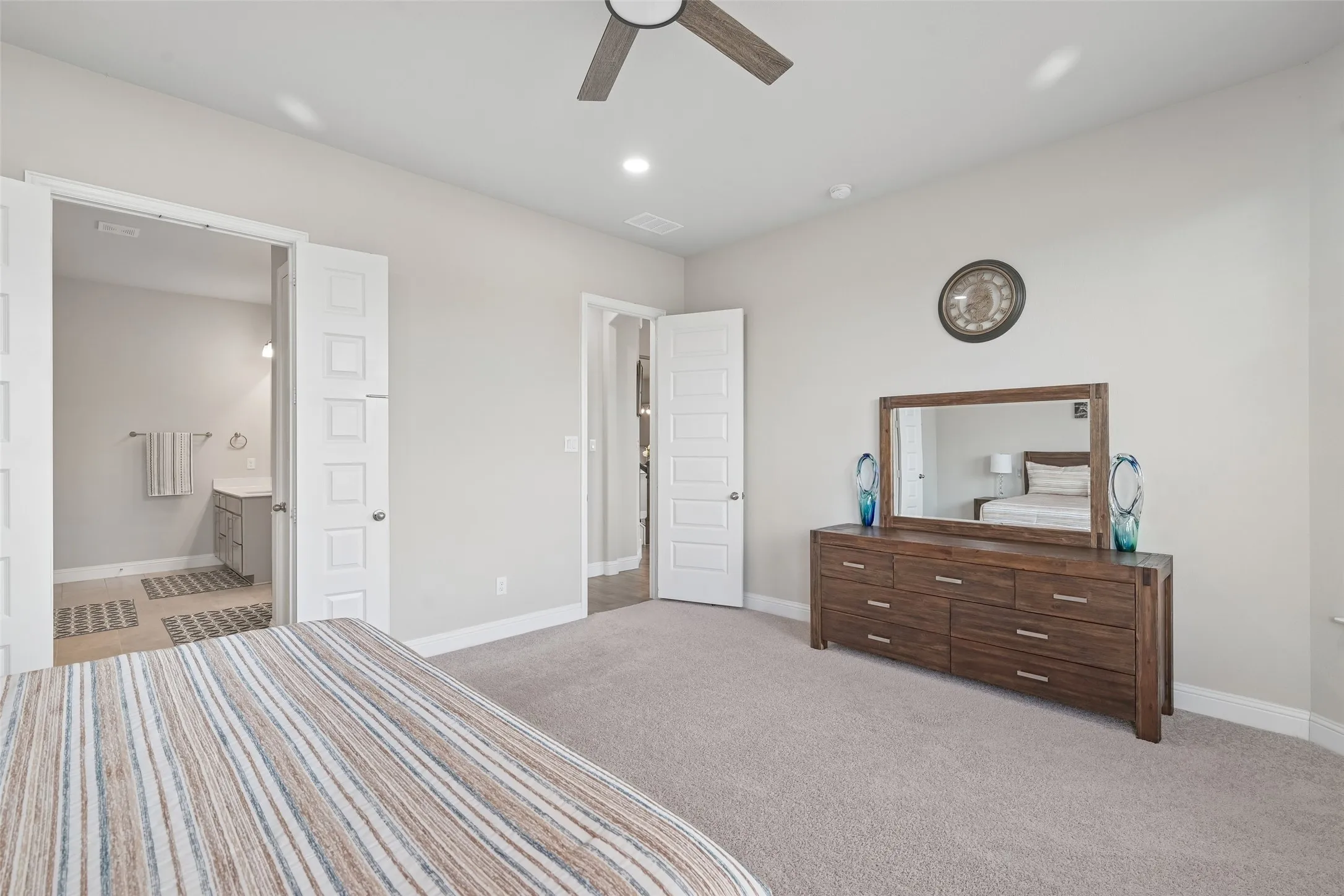 Single Family Residence For Sale in Tarrant County , 2923 Grand Lookout Lane, Arlington, Texas 76001, 6 Bedroom, 5 Bathroom, 3 Garage spaces, 4,474 Sqft, built in 2022, mls#21393868, Real Estate Agent in Arlington, Homes For Sale in Tarrant county, Homes For Sale in Arlington, Realtor in Arlington Texas, Real Estate Brokerage Independent Realty Texas, Luminita Cordes Realtor