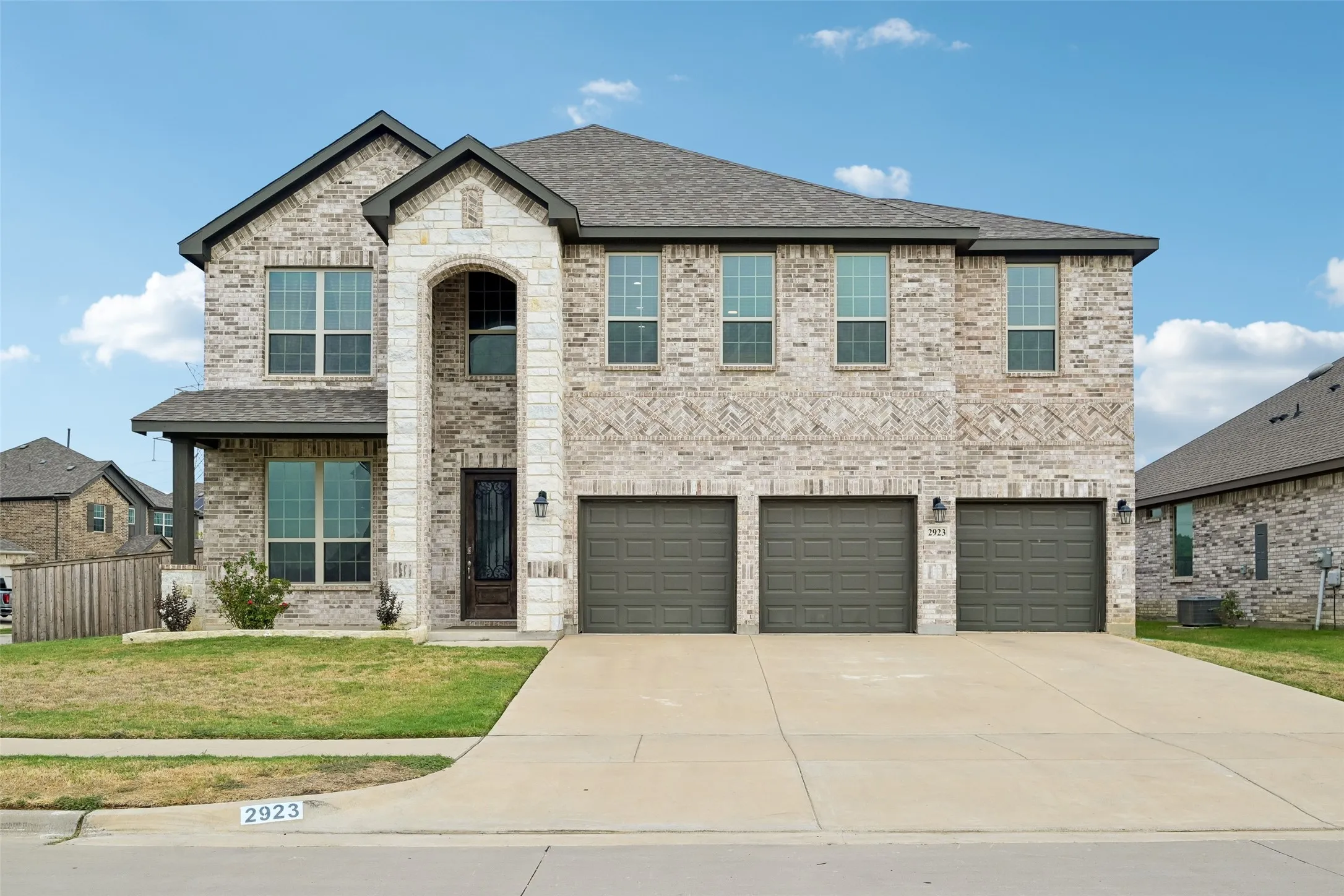 Single Family Residence For Sale in Tarrant County , 2923 Grand Lookout Lane, Arlington, Texas 76001, 6 Bedroom, 5 Bathroom, 3 Garage spaces, 4,474 Sqft, built in 2022, mls#21393868, Real Estate Agent in Arlington, Homes For Sale in Tarrant county, Homes For Sale in Arlington, Realtor in Arlington Texas, Real Estate Brokerage Independent Realty Texas, Luminita Cordes Realtor