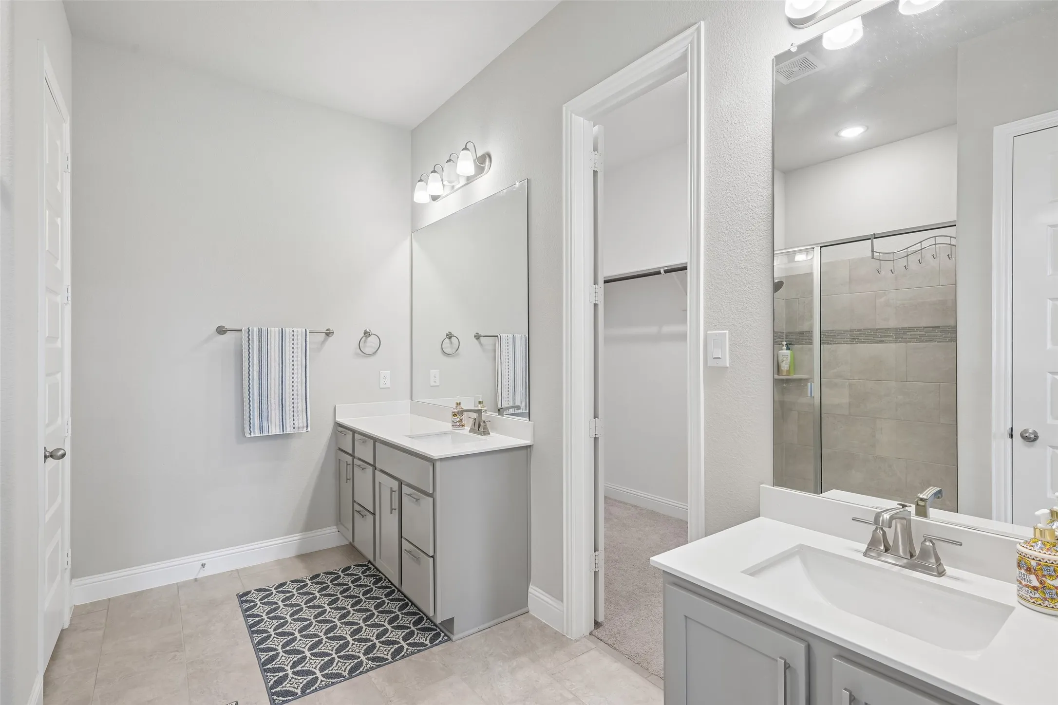 Single Family Residence For Sale in Tarrant County , 2923 Grand Lookout Lane, Arlington, Texas 76001, 6 Bedroom, 5 Bathroom, 3 Garage spaces, 4,474 Sqft, built in 2022, mls#21393868, Real Estate Agent in Arlington, Homes For Sale in Tarrant county, Homes For Sale in Arlington, Realtor in Arlington Texas, Real Estate Brokerage Independent Realty Texas, Luminita Cordes Realtor