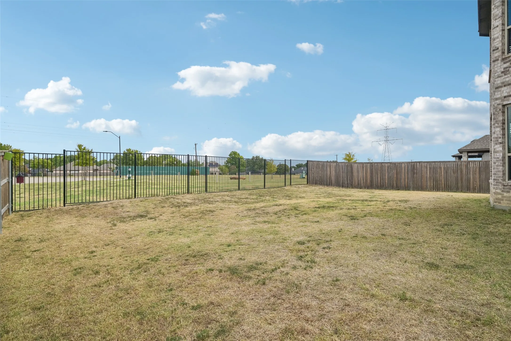 Single Family Residence For Sale in Tarrant County , 2923 Grand Lookout Lane, Arlington, Texas 76001, 6 Bedroom, 5 Bathroom, 3 Garage spaces, 4,474 Sqft, built in 2022, mls#21393868, Real Estate Agent in Arlington, Homes For Sale in Tarrant county, Homes For Sale in Arlington, Realtor in Arlington Texas, Real Estate Brokerage Independent Realty Texas, Luminita Cordes Realtor