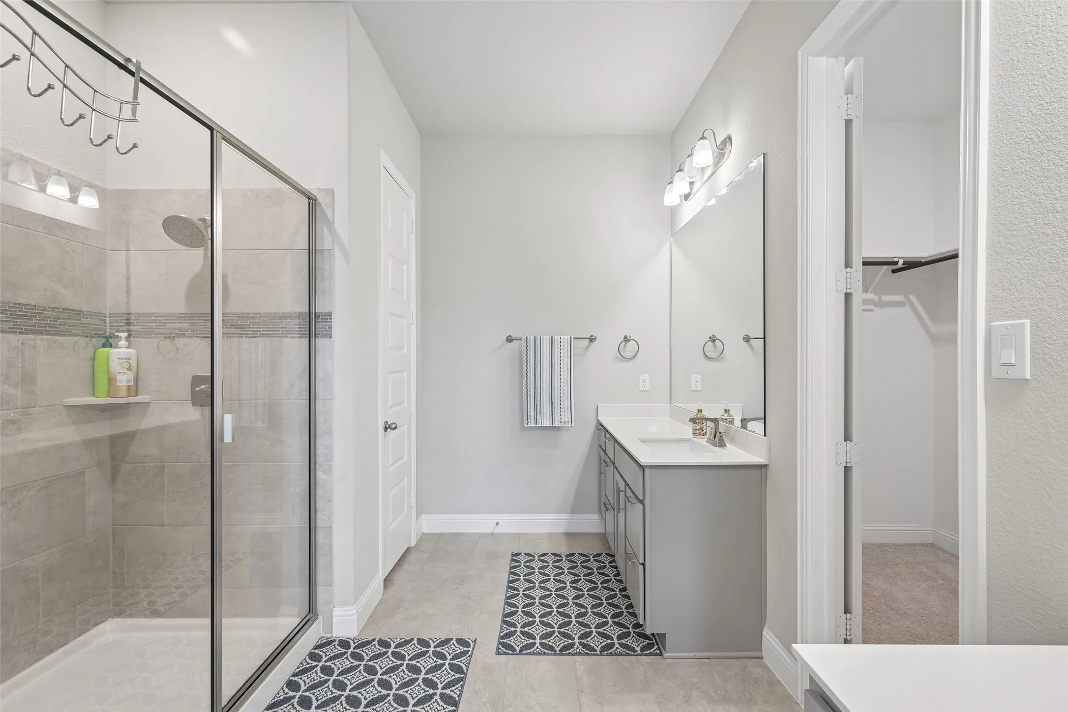 Single Family Residence For Sale in Tarrant County , 2923 Grand Lookout Lane, Arlington, Texas 76001, 6 Bedroom, 5 Bathroom, 3 Garage spaces, 4,474 Sqft, built in 2022, mls#21393868, Real Estate Agent in Arlington, Homes For Sale in Tarrant county, Homes For Sale in Arlington, Realtor in Arlington Texas, Real Estate Brokerage Independent Realty Texas, Luminita Cordes Realtor