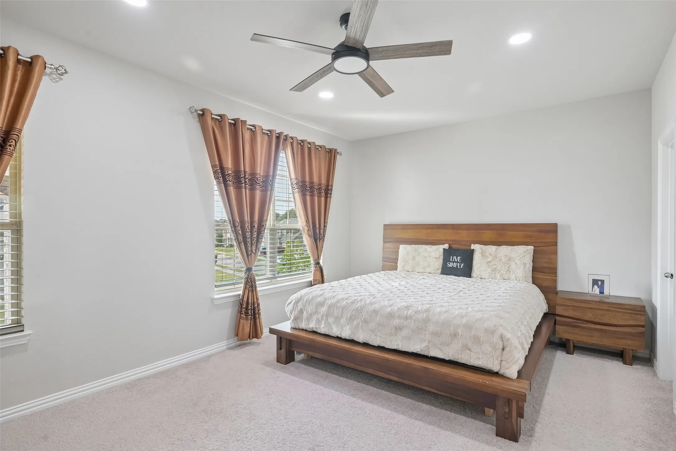 Single Family Residence For Sale in Tarrant County , 2923 Grand Lookout Lane, Arlington, Texas 76001, 6 Bedroom, 5 Bathroom, 3 Garage spaces, 4,474 Sqft, built in 2022, mls#21393868, Real Estate Agent in Arlington, Homes For Sale in Tarrant county, Homes For Sale in Arlington, Realtor in Arlington Texas, Real Estate Brokerage Independent Realty Texas, Luminita Cordes Realtor