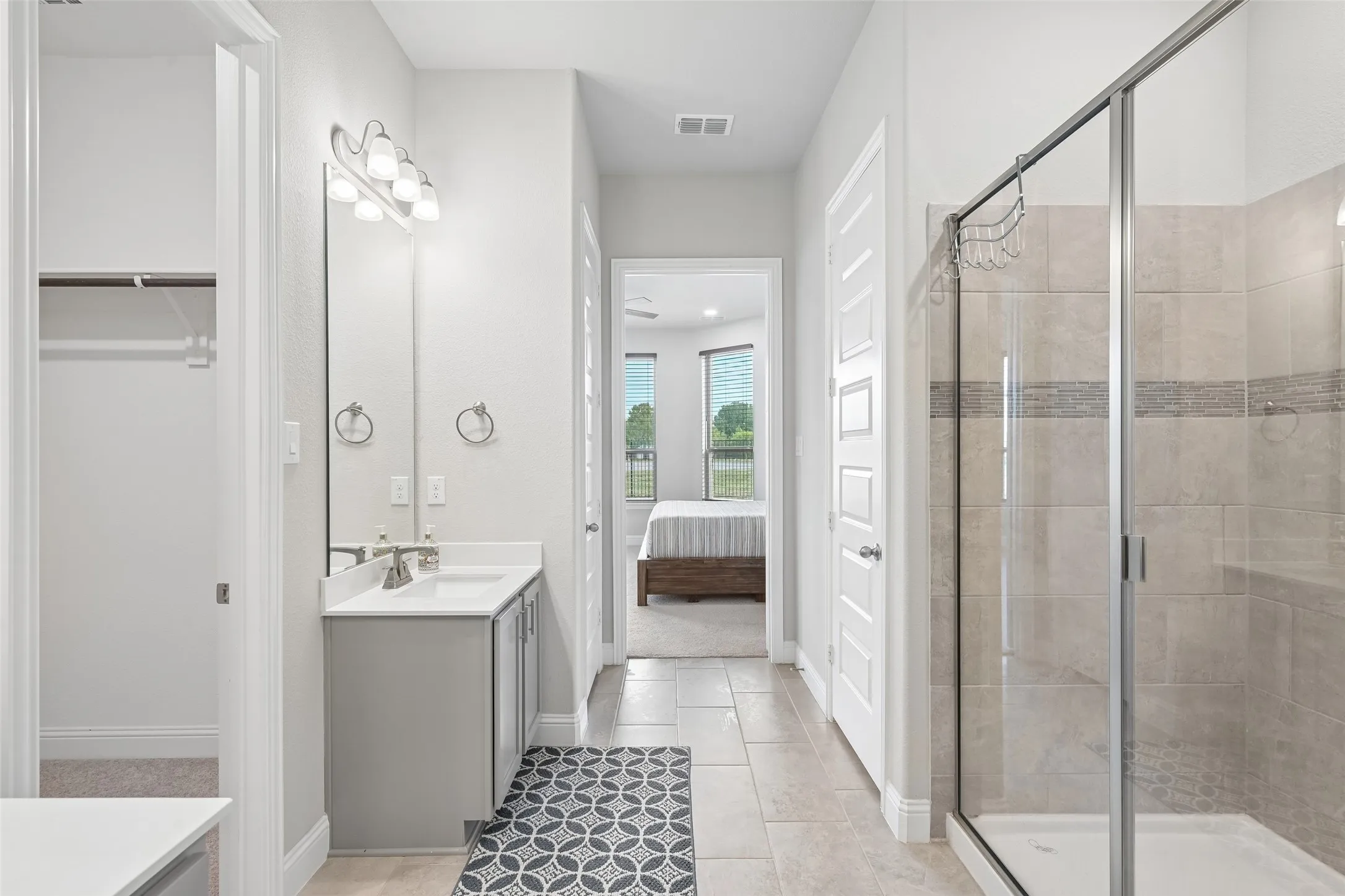 Single Family Residence For Sale in Tarrant County , 2923 Grand Lookout Lane, Arlington, Texas 76001, 6 Bedroom, 5 Bathroom, 3 Garage spaces, 4,474 Sqft, built in 2022, mls#21393868, Real Estate Agent in Arlington, Homes For Sale in Tarrant county, Homes For Sale in Arlington, Realtor in Arlington Texas, Real Estate Brokerage Independent Realty Texas, Luminita Cordes Realtor