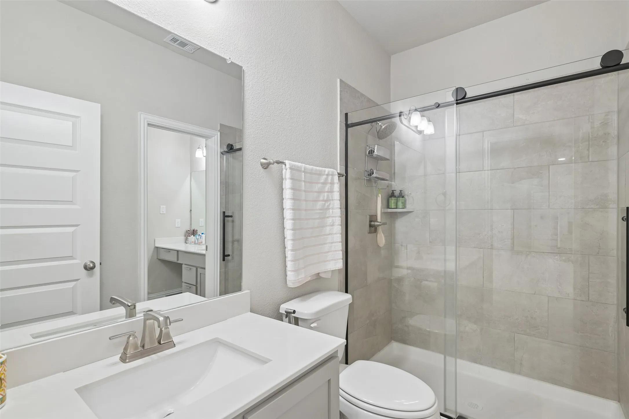 Single Family Residence For Sale in Tarrant County , 2923 Grand Lookout Lane, Arlington, Texas 76001, 6 Bedroom, 5 Bathroom, 3 Garage spaces, 4,474 Sqft, built in 2022, mls#21393868, Real Estate Agent in Arlington, Homes For Sale in Tarrant county, Homes For Sale in Arlington, Realtor in Arlington Texas, Real Estate Brokerage Independent Realty Texas, Luminita Cordes Realtor