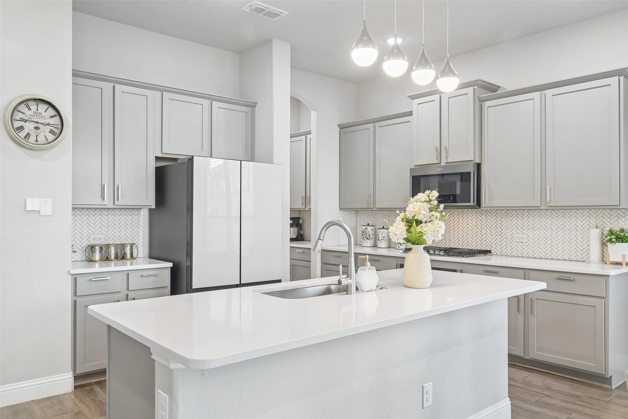 Single Family Residence For Sale in Tarrant County , 2923 Grand Lookout Lane, Arlington, Texas 76001, 6 Bedroom, 5 Bathroom, 3 Garage spaces, 4,474 Sqft, built in 2022, mls#21393868, Real Estate Agent in Arlington, Homes For Sale in Tarrant county, Homes For Sale in Arlington, Realtor in Arlington Texas, Real Estate Brokerage Independent Realty Texas, Luminita Cordes Realtor