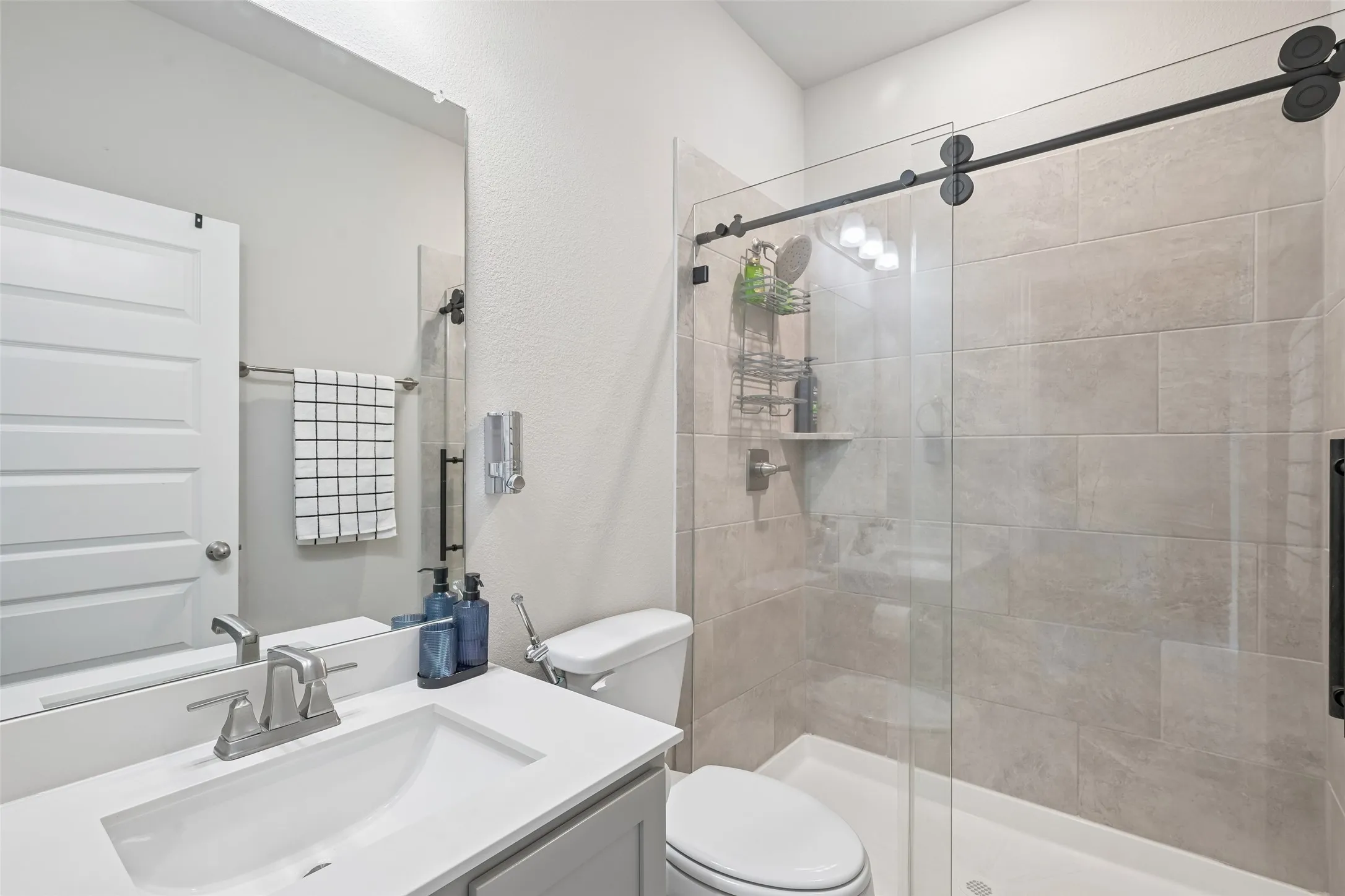 Single Family Residence For Sale in Tarrant County , 2923 Grand Lookout Lane, Arlington, Texas 76001, 6 Bedroom, 5 Bathroom, 3 Garage spaces, 4,474 Sqft, built in 2022, mls#21393868, Real Estate Agent in Arlington, Homes For Sale in Tarrant county, Homes For Sale in Arlington, Realtor in Arlington Texas, Real Estate Brokerage Independent Realty Texas, Luminita Cordes Realtor