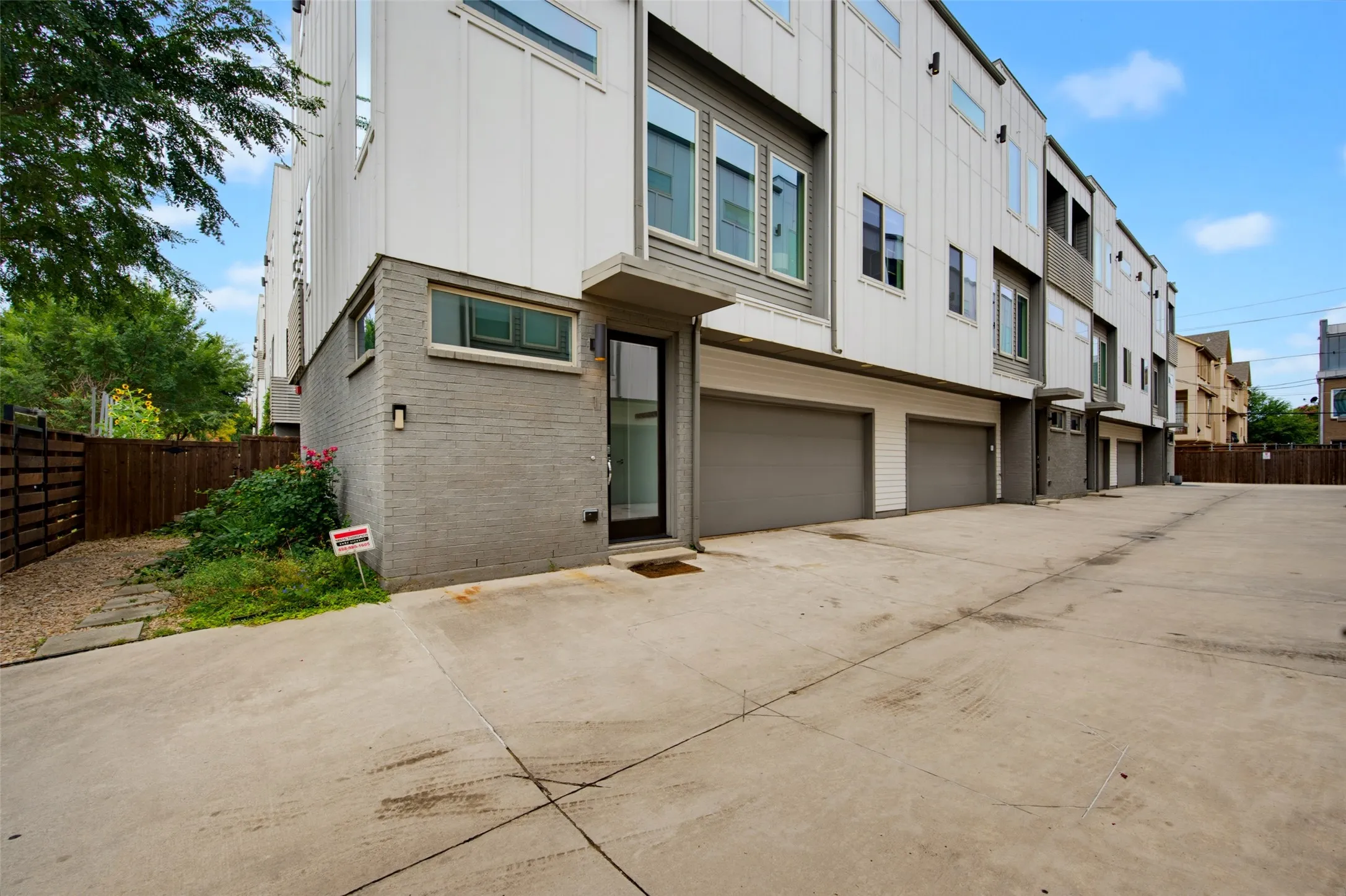 Condominium For Rent in Dallas County , 1915 Summit Avenue 1, Dallas, Texas 75206, 3 Bedroom, 3 Bathroom, 2 Garage spaces, 1,936 Sqft, built in 2015, mls#21398239, Real Estate Agent in Dallas, Homes For Rent in Dallas county, Homes For Rent in Dallas, Realtor in Dallas Texas, Real Estate Brokerage Independent Realty Texas, Luminita Cordes Realtor
