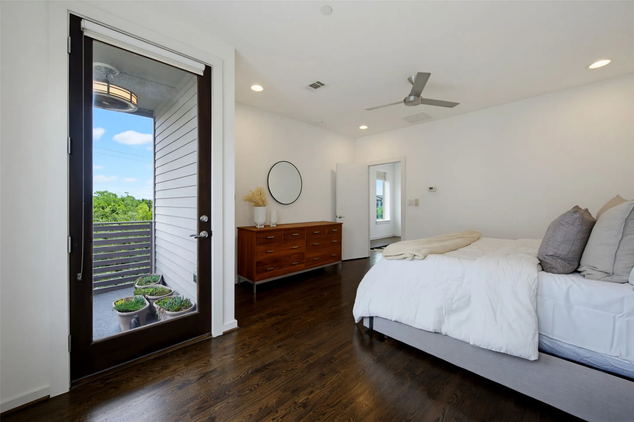 Condominium For Rent in Dallas County , 1915 Summit Avenue 1, Dallas, Texas 75206, 3 Bedroom, 3 Bathroom, 2 Garage spaces, 1,936 Sqft, built in 2015, mls#21398239, Real Estate Agent in Dallas, Homes For Rent in Dallas county, Homes For Rent in Dallas, Realtor in Dallas Texas, Real Estate Brokerage Independent Realty Texas, Luminita Cordes Realtor