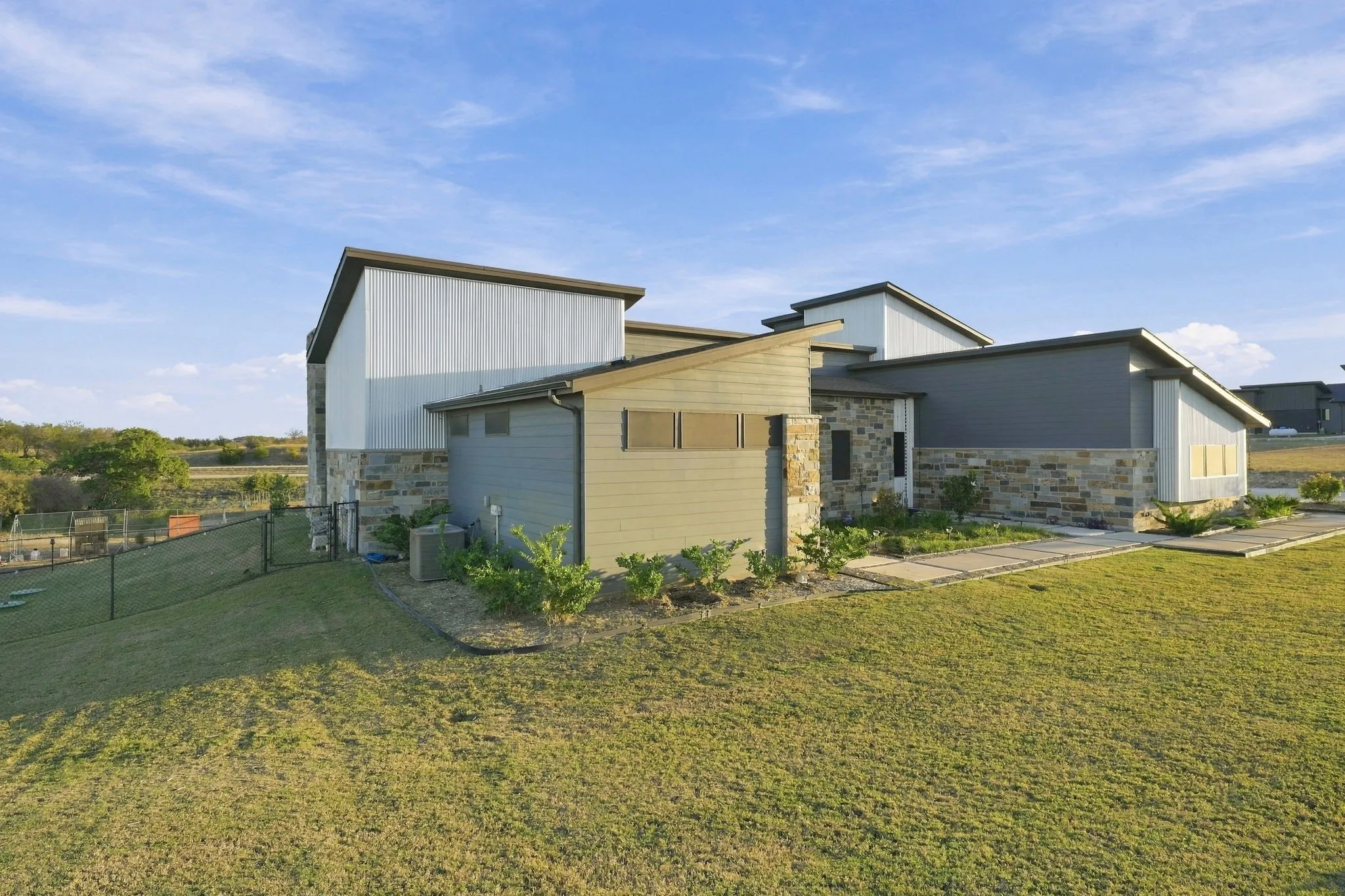 Single Family Residence For Sale in Wise County , 122 Nicholas Way, Decatur, Texas 76234, 3 Bedroom, 2 Bathroom, 4 Garage spaces, 2,444 Sqft, built in 2021, mls#21391937, Real Estate Agent in Decatur, Homes For Sale in Wise county, Homes For Sale in Decatur, Realtor in Decatur Texas, Real Estate Brokerage Independent Realty Texas, Luminita Cordes Realtor