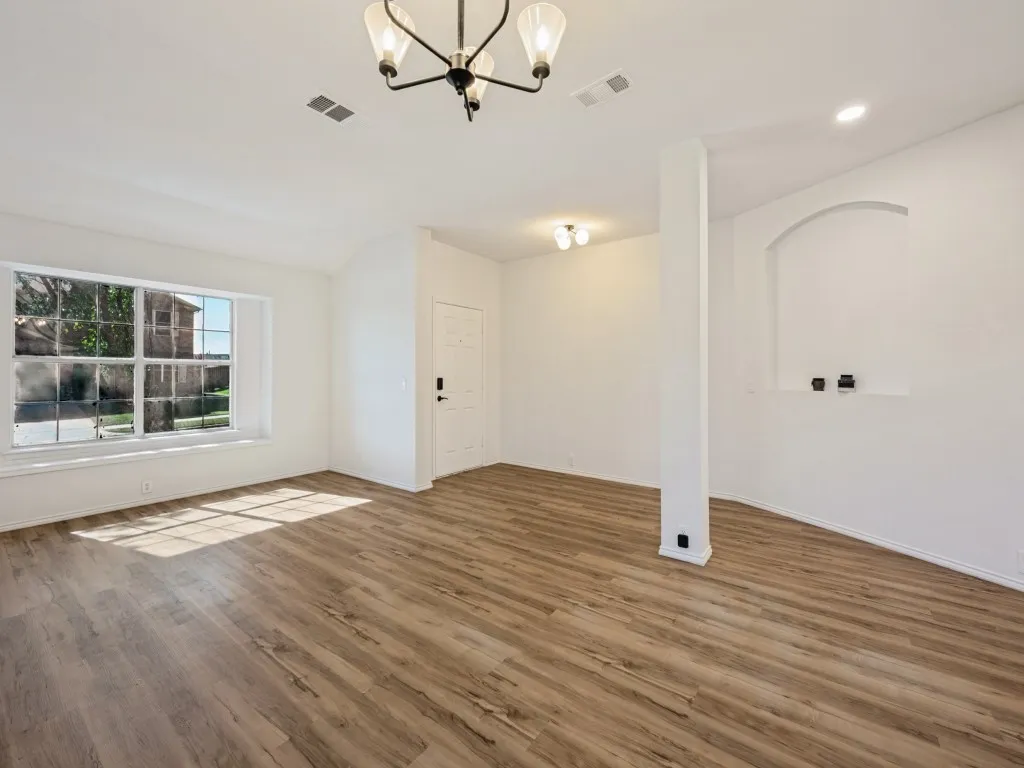 Single Family Residence For Sale in Tarrant County , 1309 Dundee Drive, Arlington, Texas 76002, 4 Bedroom, 2 Bathroom, 2 Garage spaces, 2,131 Sqft, built in 2002, mls#21398236, Real Estate Agent in Arlington, Homes For Sale in Tarrant county, Homes For Sale in Arlington, Realtor in Arlington Texas, Real Estate Brokerage Independent Realty Texas, Luminita Cordes Realtor