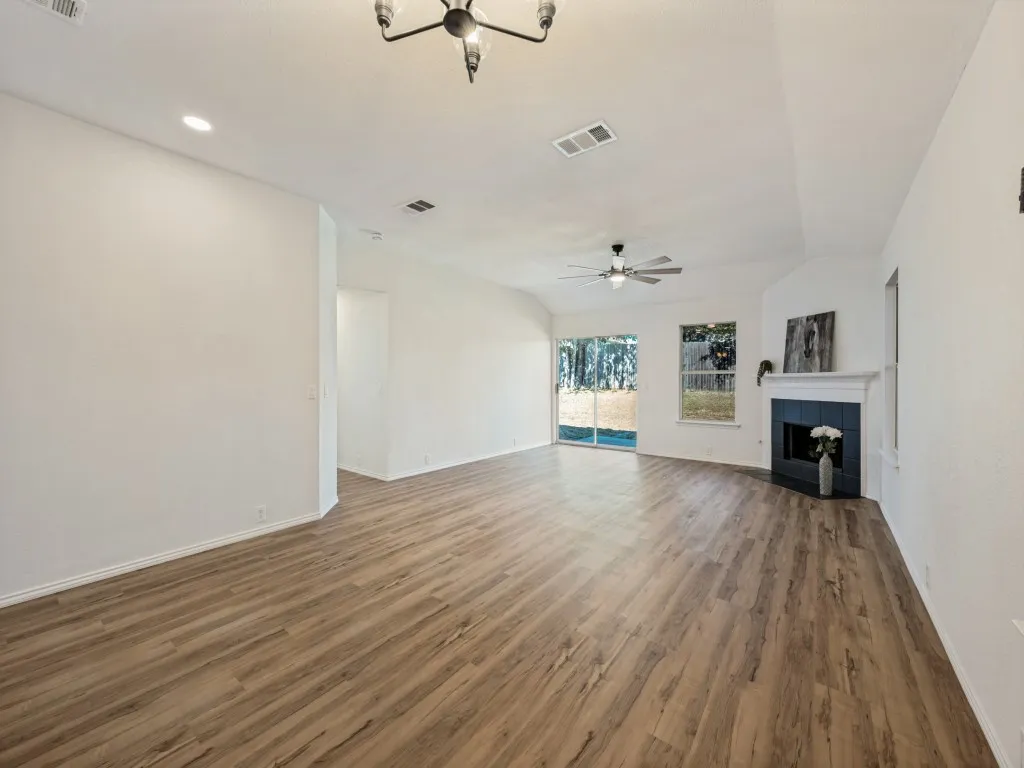 Single Family Residence For Sale in Tarrant County , 1309 Dundee Drive, Arlington, Texas 76002, 4 Bedroom, 2 Bathroom, 2 Garage spaces, 2,131 Sqft, built in 2002, mls#21398236, Real Estate Agent in Arlington, Homes For Sale in Tarrant county, Homes For Sale in Arlington, Realtor in Arlington Texas, Real Estate Brokerage Independent Realty Texas, Luminita Cordes Realtor