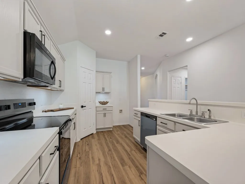 Single Family Residence For Sale in Tarrant County , 1309 Dundee Drive, Arlington, Texas 76002, 4 Bedroom, 2 Bathroom, 2 Garage spaces, 2,131 Sqft, built in 2002, mls#21398236, Real Estate Agent in Arlington, Homes For Sale in Tarrant county, Homes For Sale in Arlington, Realtor in Arlington Texas, Real Estate Brokerage Independent Realty Texas, Luminita Cordes Realtor