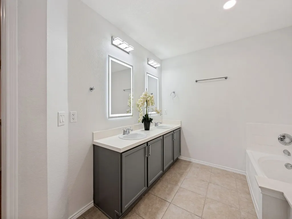 Single Family Residence For Sale in Tarrant County , 1309 Dundee Drive, Arlington, Texas 76002, 4 Bedroom, 2 Bathroom, 2 Garage spaces, 2,131 Sqft, built in 2002, mls#21398236, Real Estate Agent in Arlington, Homes For Sale in Tarrant county, Homes For Sale in Arlington, Realtor in Arlington Texas, Real Estate Brokerage Independent Realty Texas, Luminita Cordes Realtor