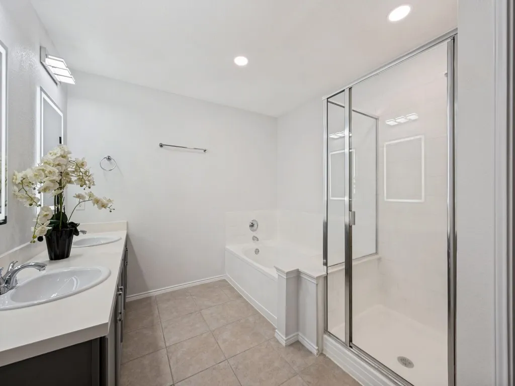 Single Family Residence For Sale in Tarrant County , 1309 Dundee Drive, Arlington, Texas 76002, 4 Bedroom, 2 Bathroom, 2 Garage spaces, 2,131 Sqft, built in 2002, mls#21398236, Real Estate Agent in Arlington, Homes For Sale in Tarrant county, Homes For Sale in Arlington, Realtor in Arlington Texas, Real Estate Brokerage Independent Realty Texas, Luminita Cordes Realtor
